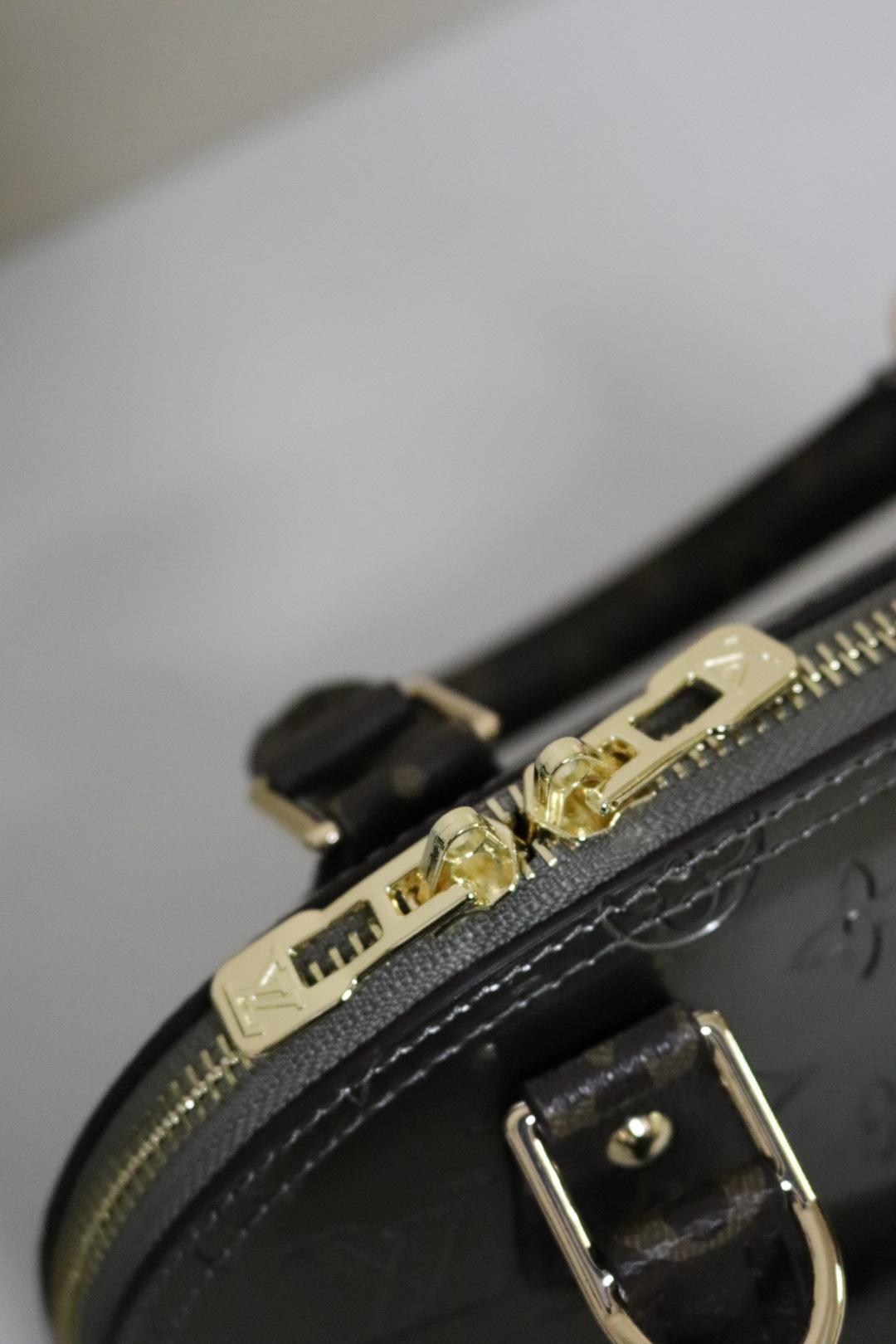 洗練されたデザインのAlma手袋 - モダンな金属光仕上げ