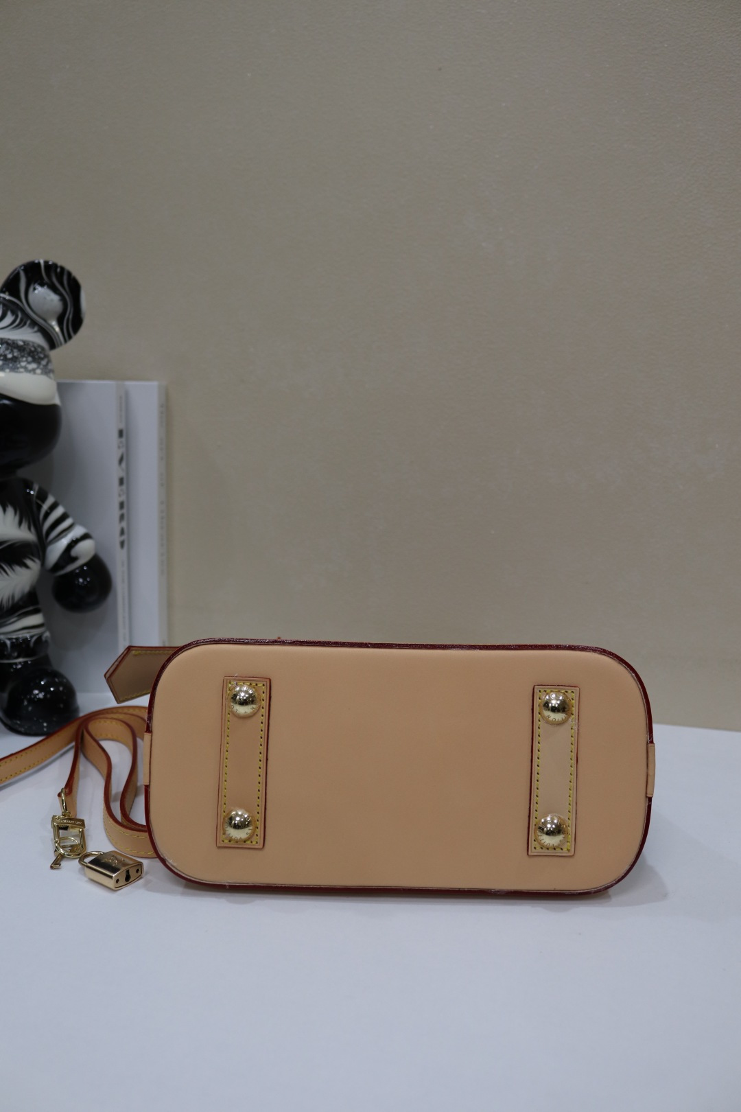 個性溢れるAlma手袋 - スタイリッシュなモノグラムデザイン