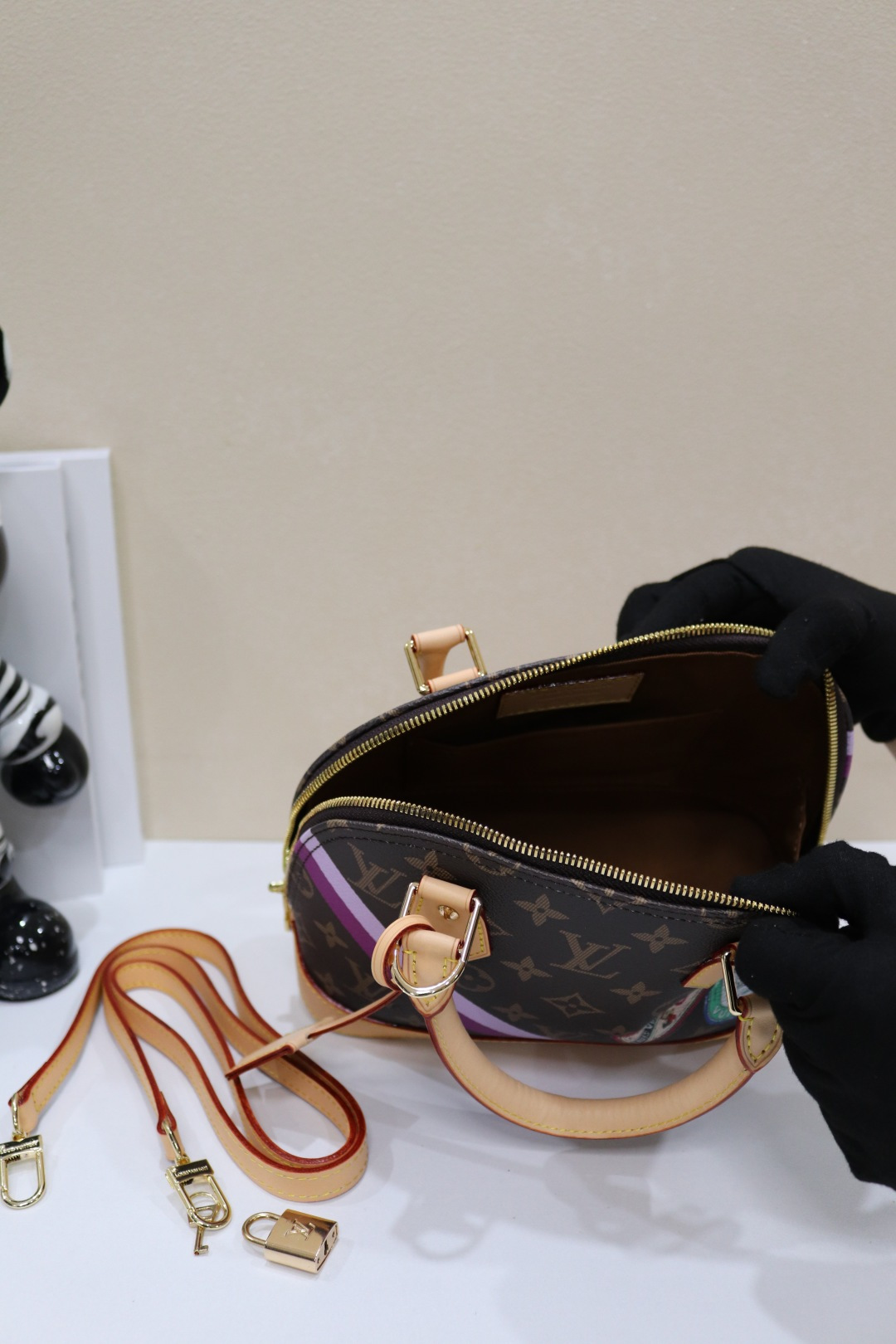 個性溢れるAlma手袋 - スタイリッシュなモノグラムデザイン