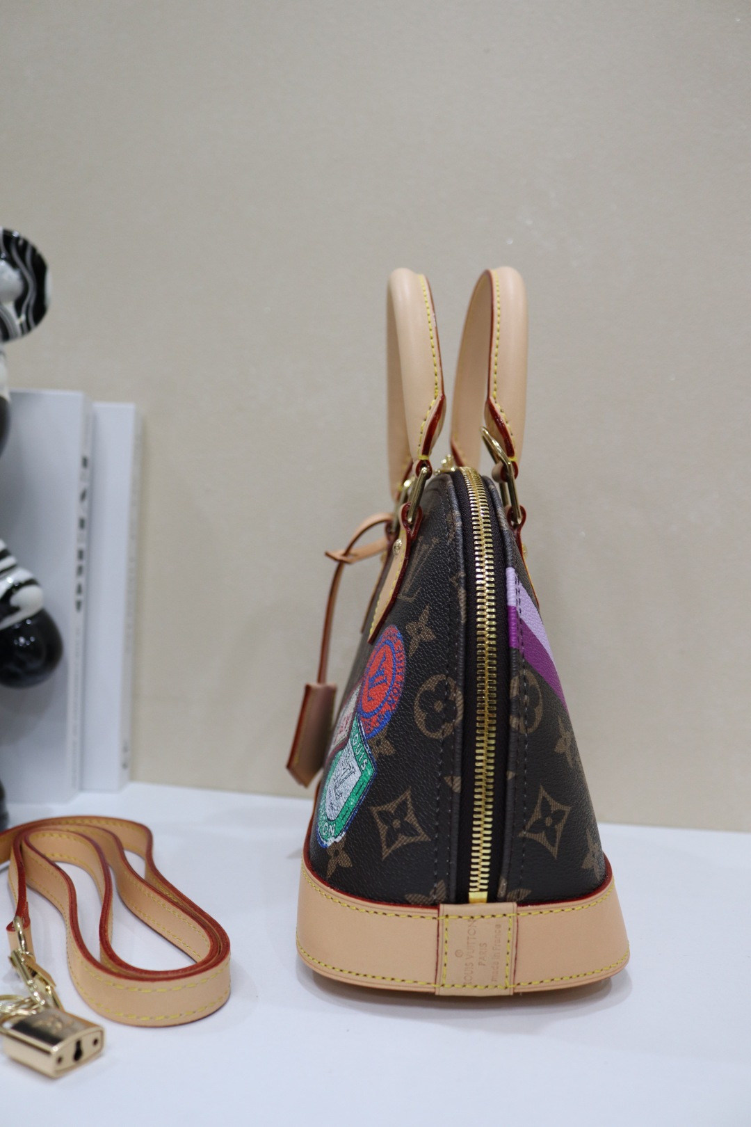 個性溢れるAlma手袋 - スタイリッシュなモノグラムデザイン