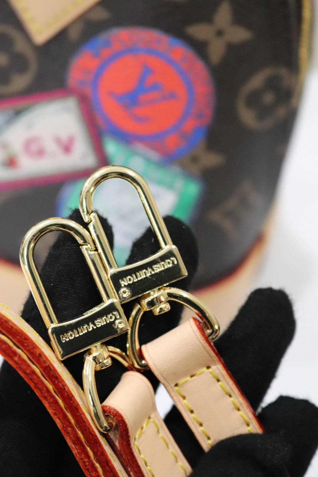 個性溢れるAlma手袋 - スタイリッシュなモノグラムデザイン