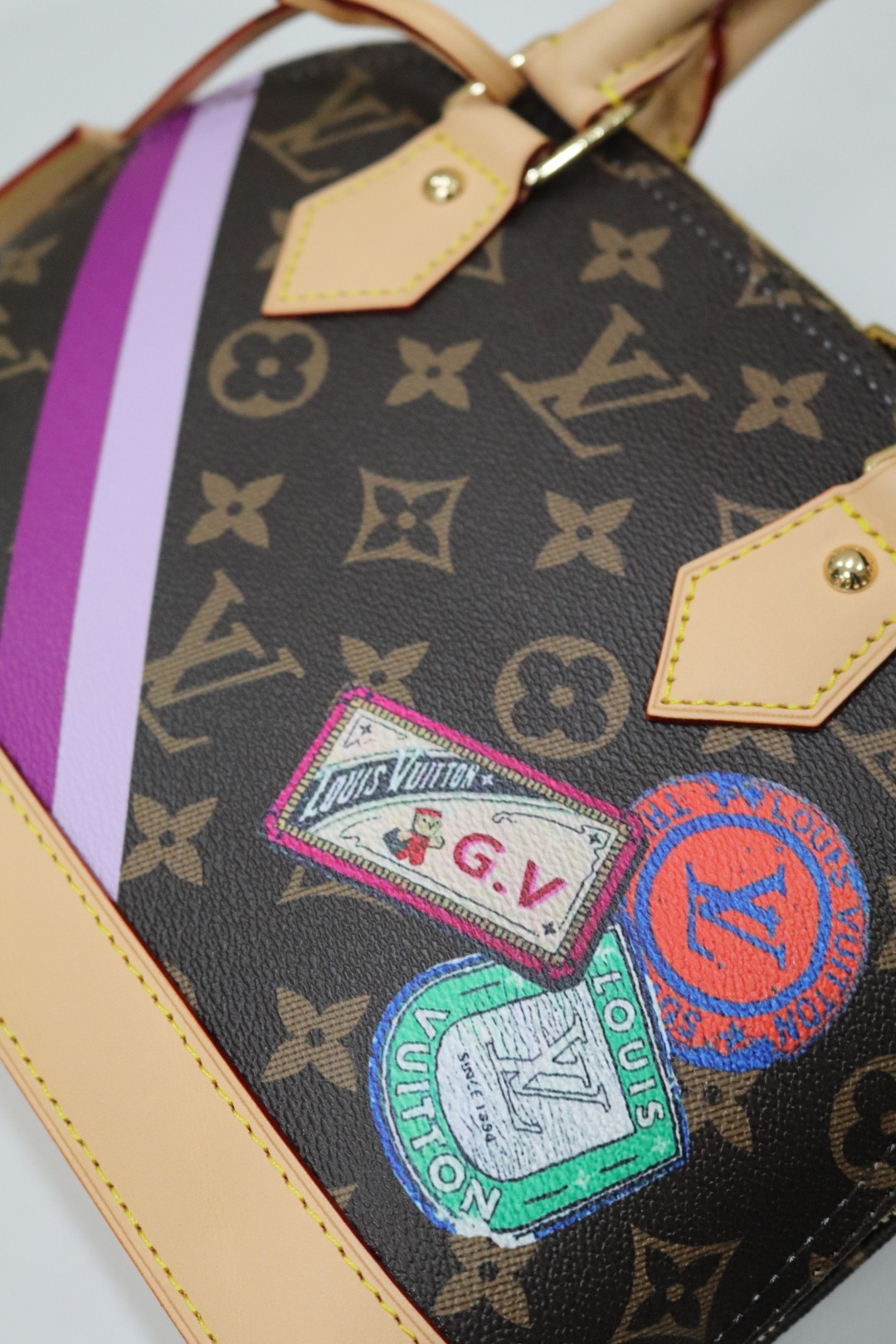 個性溢れるAlma手袋 - スタイリッシュなモノグラムデザイン