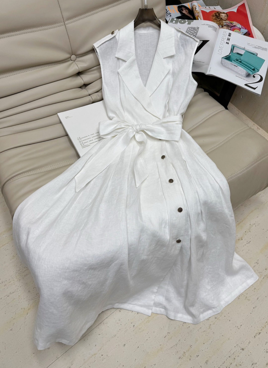 NO:432946,3702025 L new style slim linen pleated waist belt sleeveless waist, super large material, beautiful and transparent, with a cool and elegant sleeveless + wide-edged shoulder strap covering the flesh to make you look slimming, whoever wears it looks good, multiple hand-pressed pleated treatments on the back, the example surface makes you look thinner and thinner back~Suitable for single wear in summer 2 colors SMＬ.,,loro piana,alexander wang198609093702025 L新款 显瘦亚麻百褶腰带无袖收腰,超大用料,版型绝美通透感很足,自带凉感优雅的无袖＋宽边肩带遮肉显瘦,谁穿谁好看,后背处多道手工压褶处理,例面显瘦显背薄~夏天单穿 2色 SMＬ.,,loro piana,alexander wang,Women's clothing