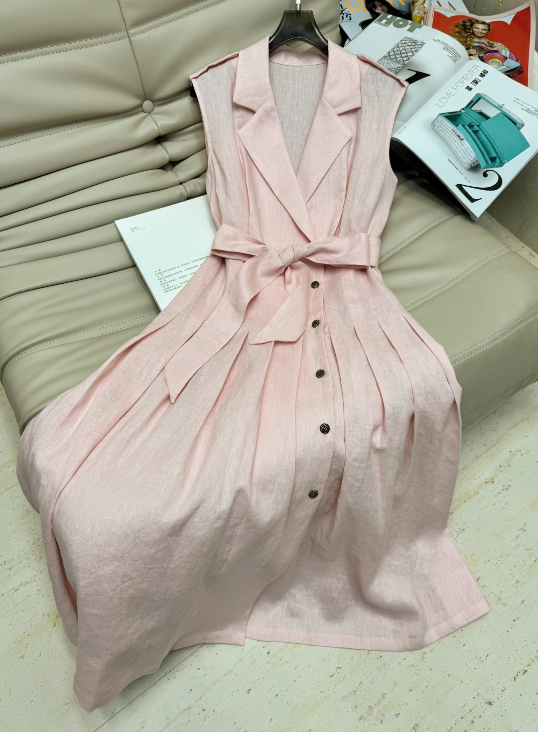 NO:432934,3702025 L new style slim linen pleated waist belt sleeveless waist, super large material, beautiful and transparent, with a cool and elegant sleeveless + wide-edged shoulder strap covering the flesh to make you look slimming, whoever wears it looks good, multiple hand-pressed pleated treatments on the back, the example surface makes you look thinner and thinner back~Suitable for single wear in summer 2 colors SMＬ.,,loro piana,alexander wang198609093702025 L新款 显瘦亚麻百褶腰带无袖收腰,超大用料,版型绝美通透感很足,自带凉感优雅的无袖＋宽边肩带遮肉显瘦,谁穿谁好看,后背处多道手工压褶处理,例面显瘦显背薄~夏天单穿 2色 SMＬ.,,loro piana,alexander wang,Women's clothing