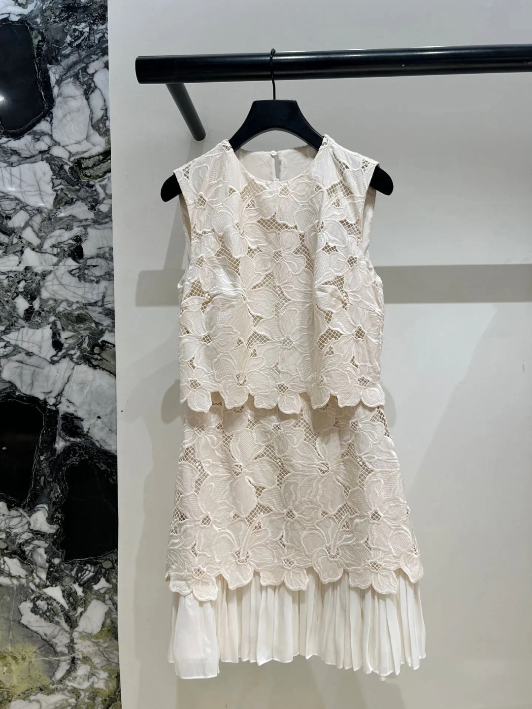 NO:429908,2025SD summer new women's French hollow floral backless pleated dress According to the original 1:1 design, elegant sleeveless dress, full of floral embroidery + hollow hook flowers, lazy and romantic collision, easy to wear and high-end temperament, hollow back design, just right skin exposure, create a light and agile feeling, sleeveless cut reveals slender arms, round neck sleeveless design, highlights shoulder lines, naturally creates a refreshing and neat right-angle shoulder shape, outlines the delicate figure, the skirt hem is spliced ​​with chiffon pleated skirt, apricot veil fabric is light and soft, adding natural layering, flowing and light, transparent and hazy, bringing natural beauty, easily creating French commuting style, popular products recommended S MSL,, skirts, alexander wang198609092025SD夏季新款女装法式镂空花卉露背百褶连衣裙 按原版1:1设计 优雅无袖连衣裙,裙身满幅花卉刺绣+镂空钩花 慵懒与浪漫碰撞 轻松穿出气质高级感 后背镂空设计 恰到好处的露肤度 营造出一种轻盈灵动的感觉 无袖剪裁露出纤细手臂 圆领无袖设计 凸显肩头线条 自然打造清爽利落的直角肩型 勾勒玲珑身段 裙摆拼接雪纺百褶裙摆 杏色轻纱面料轻薄柔和 增添自然层次感 飘逸轻盈 通透朦胧 带来自然美感 轻松打造法式通勤风格,爆款推荐 S ＭＬ,,skirts,alexander wang,Women's clothing