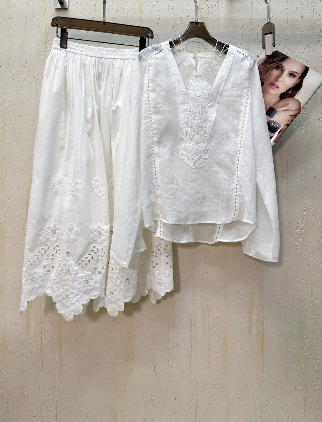 NO:429923,Top Skirt 25Ss Spring and Summer V-neck Halve Neck Embroidered Shirt + Hollow Embroidered Skirt Three-dimensional Silhouette Free and Easy and Aura Coupled with Loose and Stylish Body Large Body Three-dimensional Jacquard Hollow Embroidery Logo Coupled with Beauty and Practical Fashionable Singles 1 Color 3 Codes, Skirts, Shirts, Alexander Wang19860909上衣 半裙25Ss春夏 V领挂脖刺绣衬衫+镂空刺绣花半裙 立体廓形自在随性与气场并存宽松有型的衣身 大身立体提花镂空刺绣标识美观与实穿并存的时髦单品1色3码,,skirts,shirts,alexander wang,Women's clothing