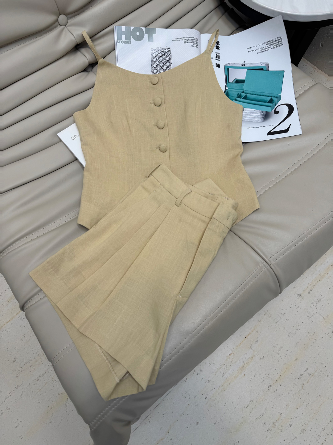 NO:430597,Top 25-year summer new style old Qianfeng one-length neckline suspender vest + high-waist A-line shorts suit SMSL, shorts, alexander wang19860909上衣 短裤25年夏季新款老钱风一字领吊带背心+高腰A字摆短裤套装 码数ＳＭＬ,,shorts,alexander wang,Women's clothing