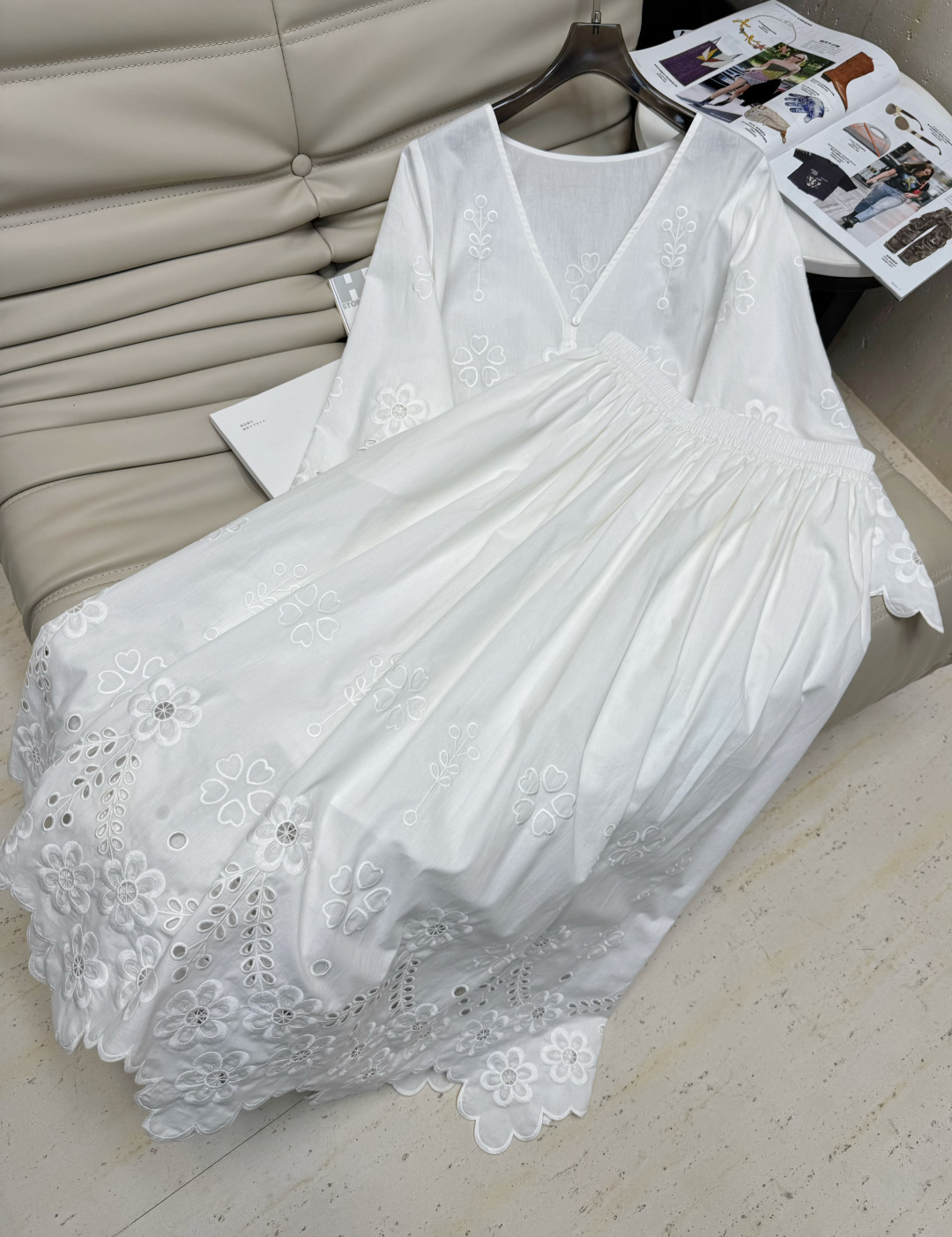 NO:430620,Top skirt - a new heavy-duty hollow flower embroidery heavy hollow skirt. Two-piece set. The exquisite hollow and delicate embroidery pattern perfectly blend to show elegant and charming temperament. Comfortable style allows you to move freely and casually. Pair with the same series of skirts to show free and unrestrained, lazy and comfortable feeling. Show the elegant and romantic womanly atmosphere. Recommended numbers for popular products SML, skirts, alexander wang19860909上衣半裙——新款重工镂空花朵刺绣重磅镂空半身裙 两件套 精致的镂空与细腻的刺绣花纹完美融合 尽显优雅迷人气质 舒适的版型 让你活动自如,自在随性 搭配同系列半身裙 展现出洒脱不羁 慵懒惬意之感 展现优雅浪漫女人气息 爆款推荐码数SML,,skirts,alexander wang,Women's clothing