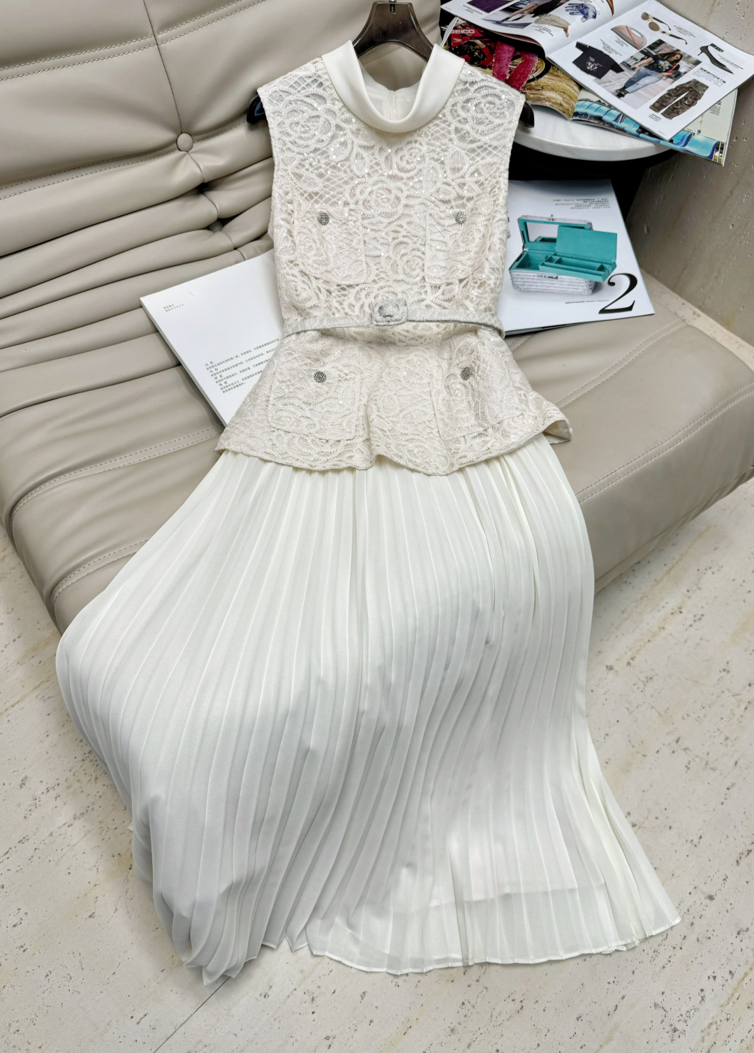 NO:430616,Exclusive 25 new models, embroidered sleeveless round neck dress, instantly adding temperament. It is recommended for commuting or daily shopping. It can reduce age and be fashionable and elegant. Slim and waist-hugging tailoring and splicing. The hem pleated design makes you look slim and full of details. The style hides the flesh and makes you look slim. SML, skirts, alexander wang19860909独家款25新款 绣花设计无袖圆领连衣裙 秒添气质感 不管是通勤还是日常逛街都很推荐 可减龄时髦可优雅大气 修身收腰的剪裁拼接 下摆百褶设计显瘦 细节感满满 版型藏肉显瘦 码数SML,,skirts,alexander wang,Women's clothing