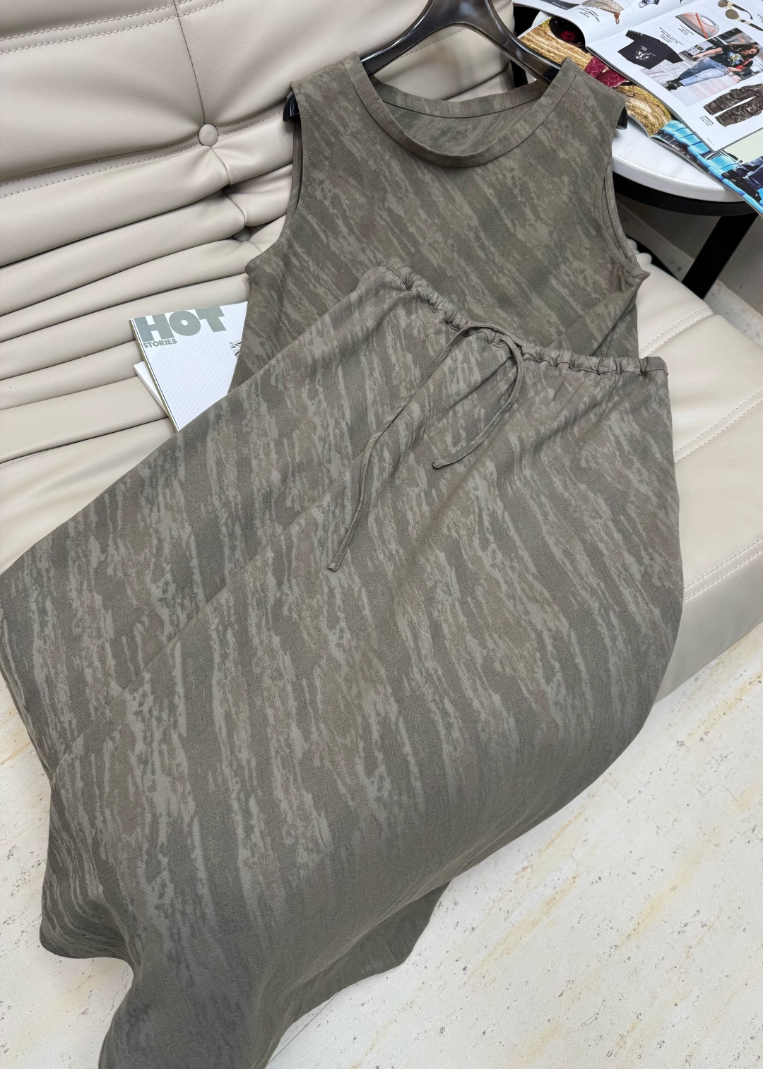 NO:432062,Vest and skirt 240 new suits are shot in real life!  Sleeveless vest skirt suit!  In summer, top vests can be matched with trousers and skirts. The whole set is elegant and has a very high-level fashion sense. The minimalist design will never be outdated. When paired with an A-line skirt, elegant and decent temperament coexist. The mid-length skirt can also be matched with any item in your wardrobe. The whole set of elegant and pure tones, without any unnecessary decoration, and a comfortable texture permeates it. The beauty can be clearly visible, without falling into the world, and the clothes are simplified to make it simple, so that there is a rich and calm beauty!  2 colors SMSL,,skirts,alexander wang19860909背心 半裙240新款套装实物拍摄！无袖背心半身裙套装！上衣背心夏天可以单独搭配裤装裙装,整套穿着气质优雅,非常高及的时尚感,极简的设计,永远不会过时,搭配A字半身裙,优雅的得体气质并存,半裙中长款也是可以搭配你衣柜里的任何单品,整套优雅气质,纯净的色调,没有一丝多余的装饰,舒适的质感弥漫其中,美的样子也得以清晰可见,不落尘俗,穿衣化繁为简,才有丰富从容的美！2色 ＳＭＬ,,skirts,alexander wang,Women's clothing