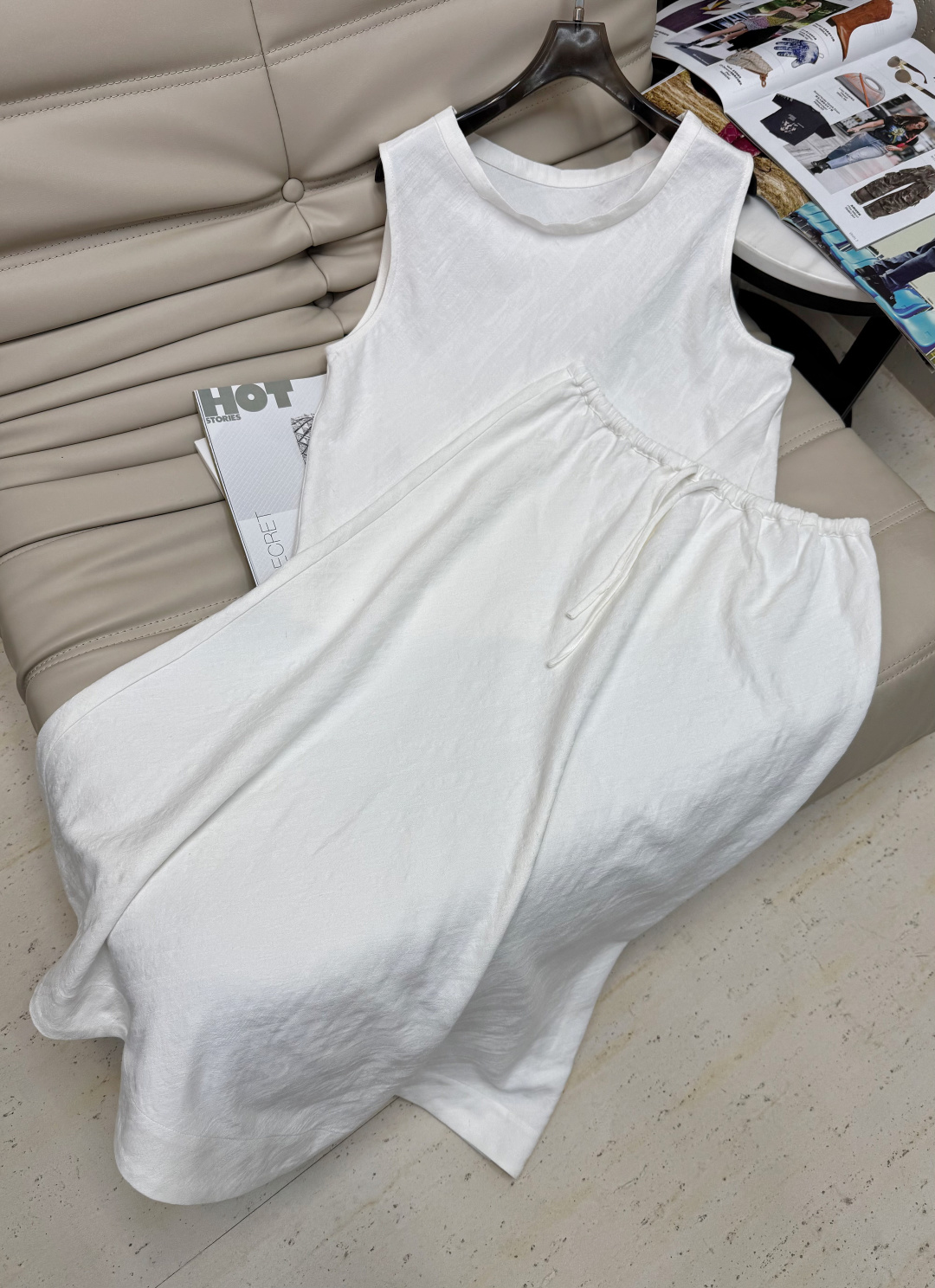 NO:432071,Vest and skirt 240 new suits are shot in real life!  Sleeveless vest skirt suit!  In summer, top vests can be matched with trousers and skirts. The whole set is elegant and has a very high-level fashion sense. The minimalist design will never be outdated. When paired with an A-line skirt, elegant and decent temperament coexist. The mid-length skirt can also be matched with any item in your wardrobe. The whole set of elegant and pure tones, without any unnecessary decoration, and a comfortable texture permeates it. The beauty can be clearly visible, without falling into the world, and the clothes are simplified to make it simple, so that there is a rich and calm beauty!  2 colors SMSL,,skirts,alexander wang19860909背心 半裙240新款套装实物拍摄！无袖背心半身裙套装！上衣背心夏天可以单独搭配裤装裙装,整套穿着气质优雅,非常高及的时尚感,极简的设计,永远不会过时,搭配A字半身裙,优雅的得体气质并存,半裙中长款也是可以搭配你衣柜里的任何单品,整套优雅气质,纯净的色调,没有一丝多余的装饰,舒适的质感弥漫其中,美的样子也得以清晰可见,不落尘俗,穿衣化繁为简,才有丰富从容的美！2色 ＳＭＬ,,skirts,alexander wang,Women's clothing