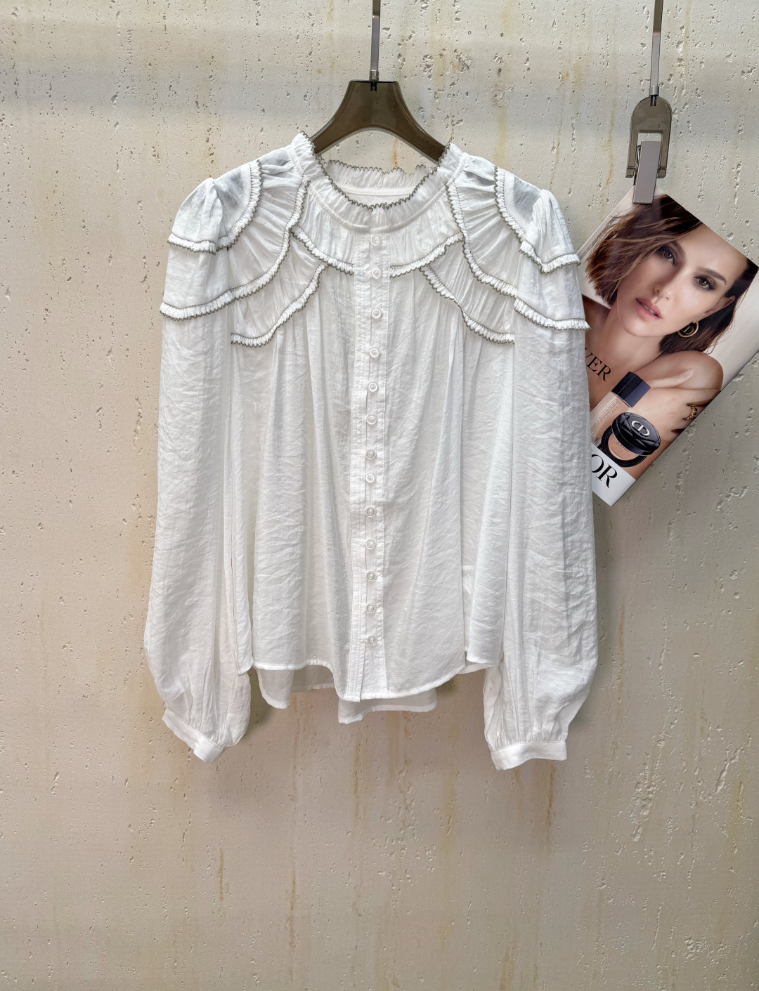 NO:432075,Top Skirt French light luxury hook lace multi-layer design stand-up collar long-sleeved shirt + A-line ruffled skirt A set of top body is sweet and fashionable, and the age-reducing effect is excellent. SML, skirts, shirts, alexander wang19860909上衣 半裙  法式轻奢钩花边多层设计立领长袖衬衫+A字荷叶边半身裙 一套上身甜美又时髦 减龄效果超赞 SML,,skirts,shirts,alexander wang,Women's clothing