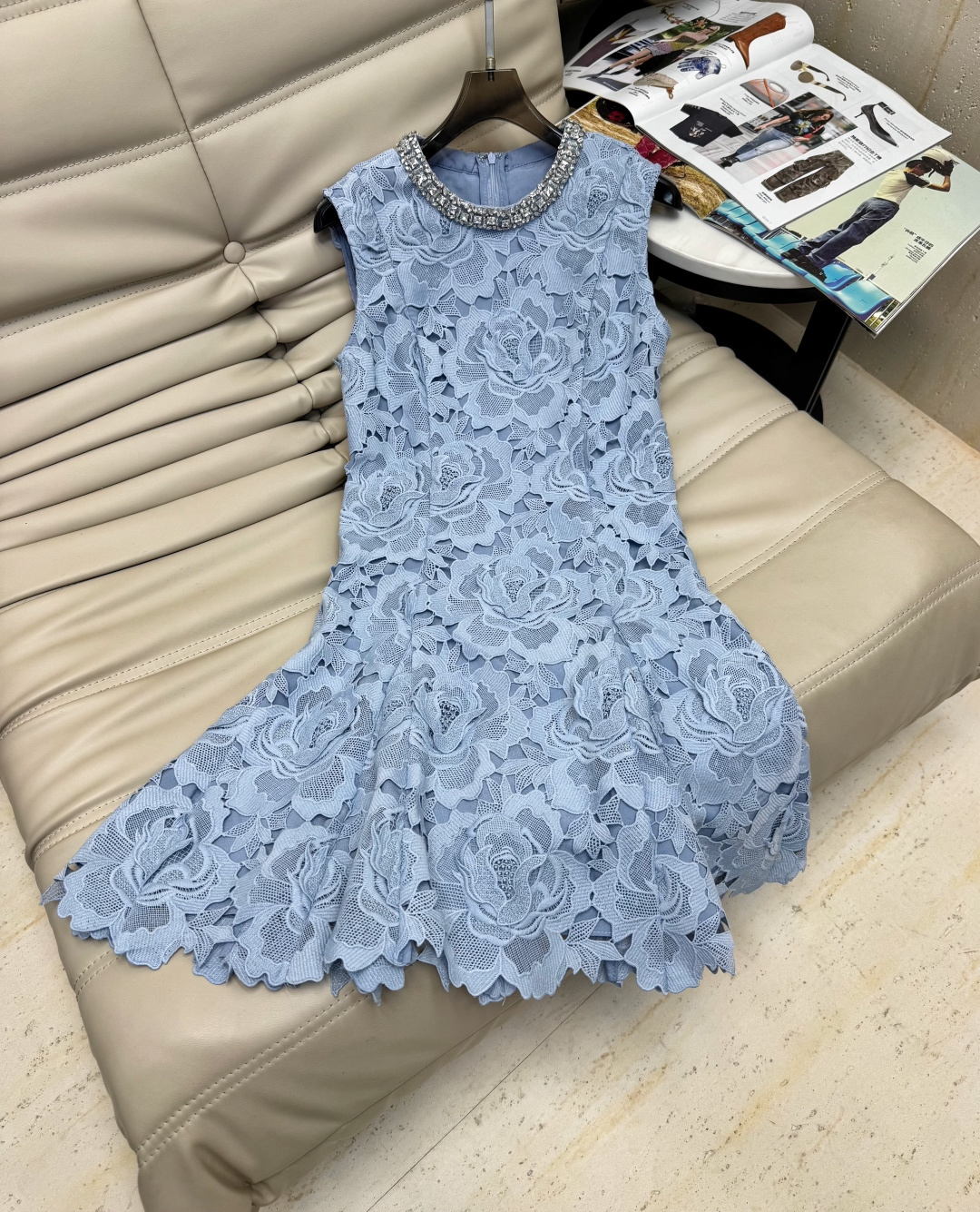 NO:432082,2025 new blue heavy industrial diamond-decorated lace sleeveless flower dress designed according to the original 1:1. Light blue lace skirt is fresh and refined. The neckline is diamond-inlaid. It just adds a touch of elegance and nobleness. The sleeveless style is refreshing and comfortable. The slender arms are exposed to look more elegant and charming. The waist-hugging design perfectly outlines the waistline. The length of the short skirt can reveal the long legs, and the proportion is instantly optimized. The A-line skirt is playful and cute, and the lace flowers at the skirt are blooming like flowers. It is very suitable for dates or afternoon tea~ Recommended hot products.,, skirts, alexander wang198609092025新款蓝色重工钻饰蕾丝无袖花朵连衣裙 按原版1:1设计 淡蓝色的蕾丝裙 清新脱俗 领口镶钻装饰 恰到好处地增添了一丝优雅贵气 无袖款式 清爽自在 露出纤细的手臂 显得更加优雅动人 收腰设计完美勾勒腰线 短裙长度又能露出大长腿,比例瞬间优化 A字裙摆俏皮可爱,裙摆的蕾丝花花朵般盛开 无论是约会还是下午茶 都超合适~ 爆款推荐.,,skirts,alexander wang,Women's clothing