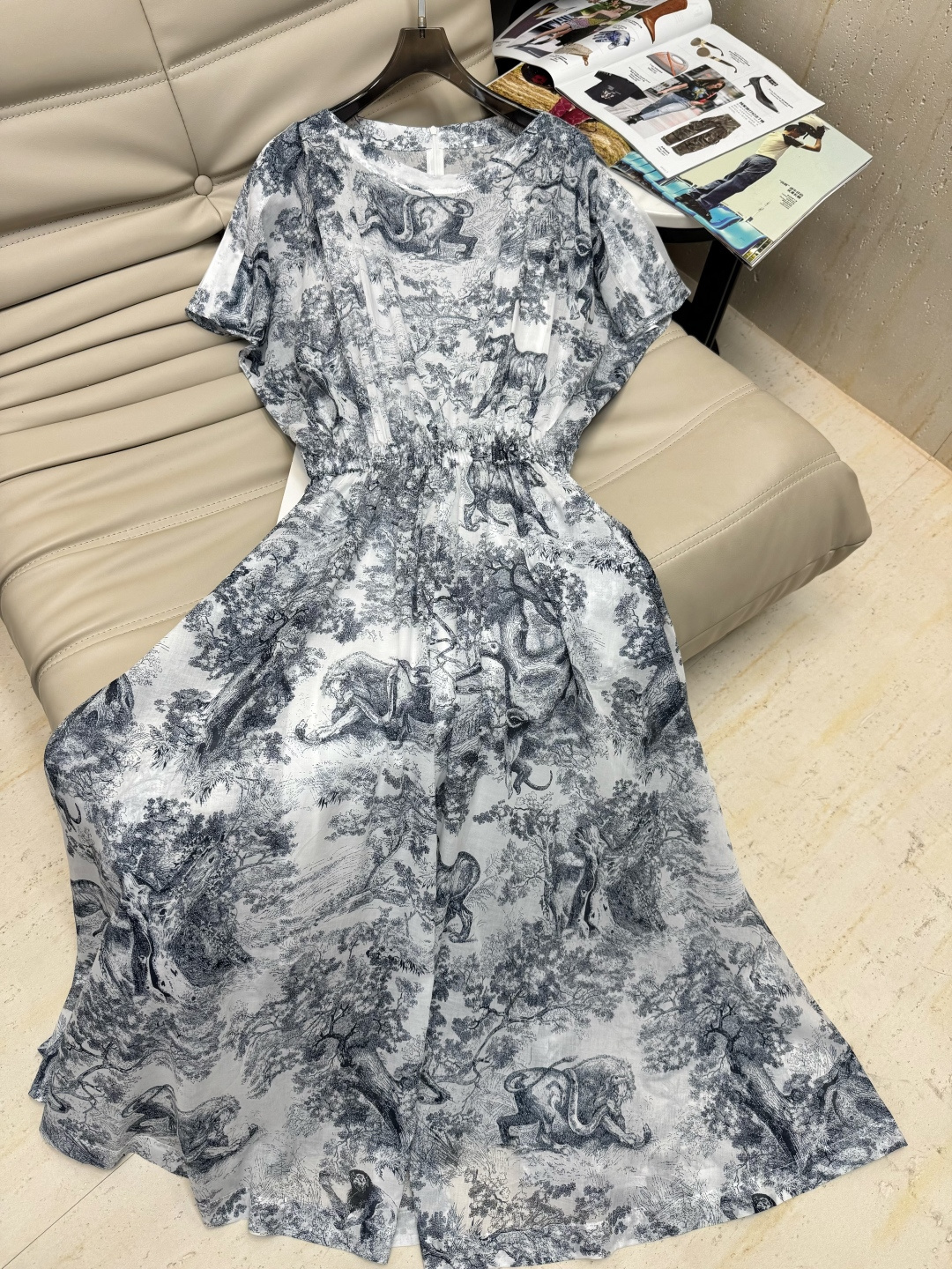 NO:432092,3602025 new products are on the shelves of animal print dress custom YB imported cotton material breathable and comfortable. Use elastic waist adjustment design to tailor the body lines to add layering. Full body full of jungle animal print pattern to highlight the brand tone development of facial accessories. Short-sleeved dress tailoring. Commuting and vacation outfits are high-end and fashionable. SMLXL, skirts, T-shirt, alexander wang198609093602025新品上架动物印花连衣裙定制YB进口全棉材质 透气舒适 沿用腰间弹力收腰调节设计 裁剪修饰身形线条 增添造型层次感 通体满印丛林动物印花图案 彰显品牌调性 面辅料开发 短袖连衣裙剪裁 通勤度假穿搭高级时髦 SMLXL,,skirts,T-shirt,alexander wang,Women's clothing