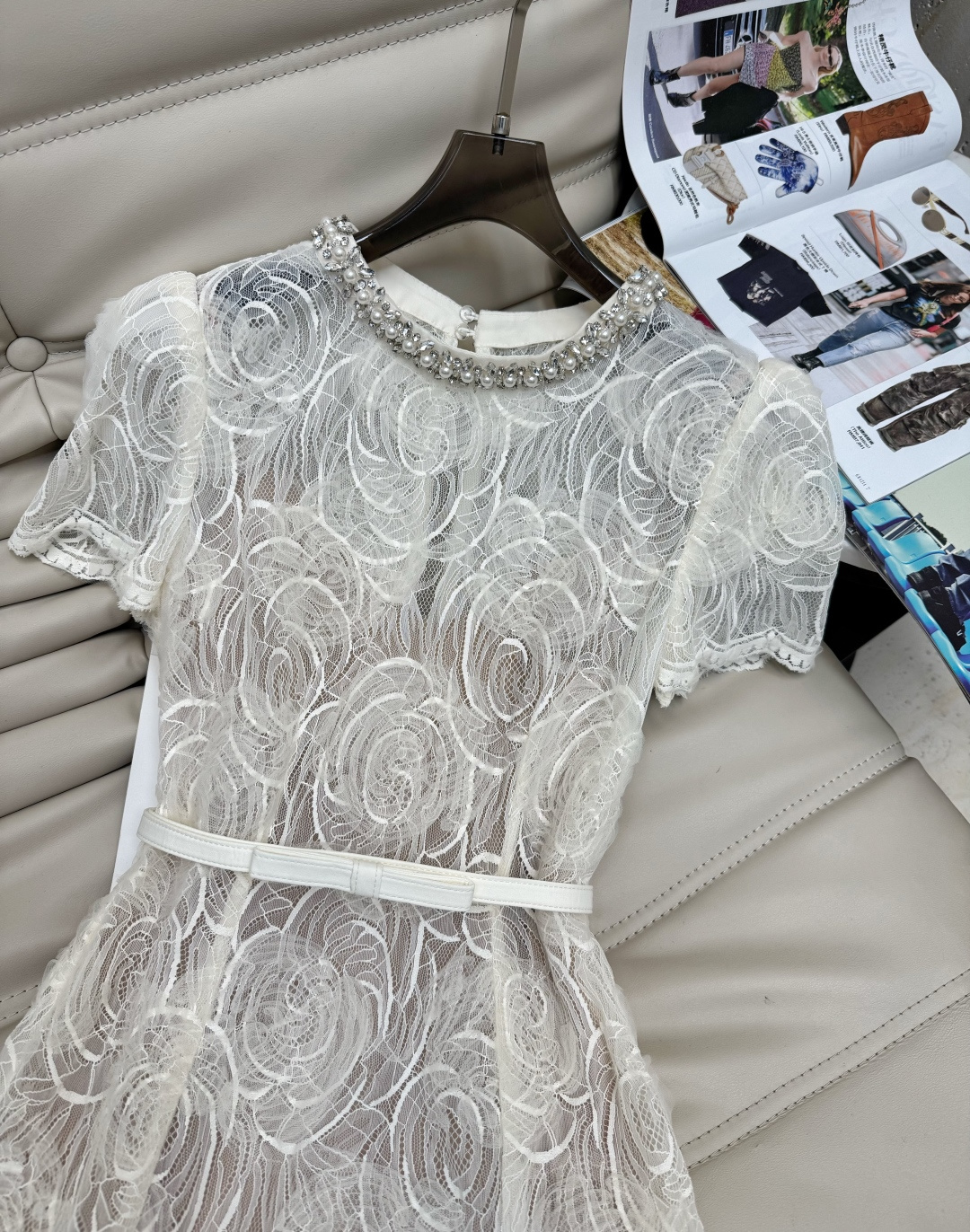 🆕26新品 ♥️白月光花朵蕾丝鱼尾连衣裙立体绢花刺绣蕾丝 繁复蕾丝丰富肌理层次领口点缀水晶刺绣阳光下折射