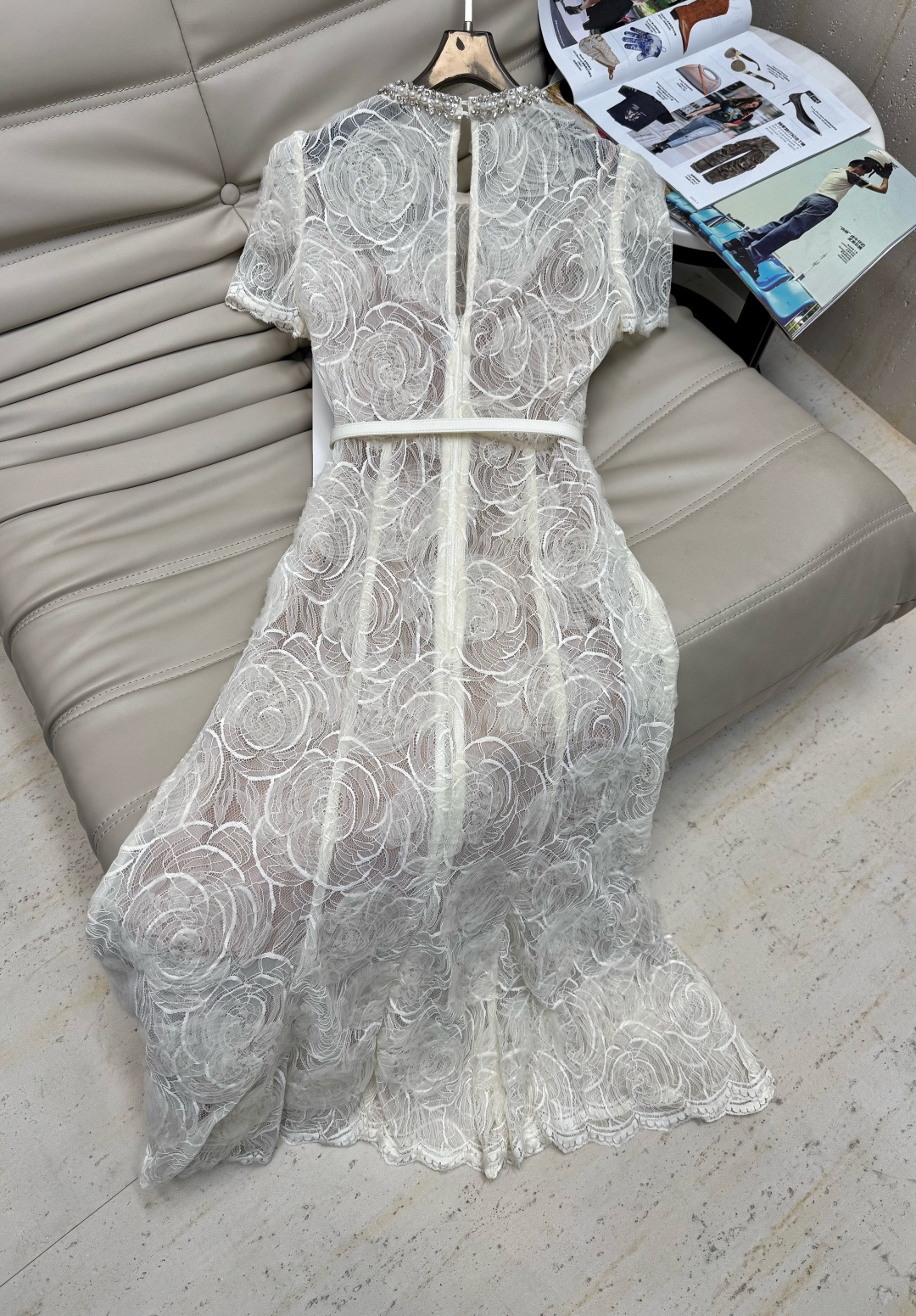 🆕26新品 ♥️白月光花朵蕾丝鱼尾连衣裙立体绢花刺绣蕾丝 繁复蕾丝丰富肌理层次领口点缀水晶刺绣阳光下折射