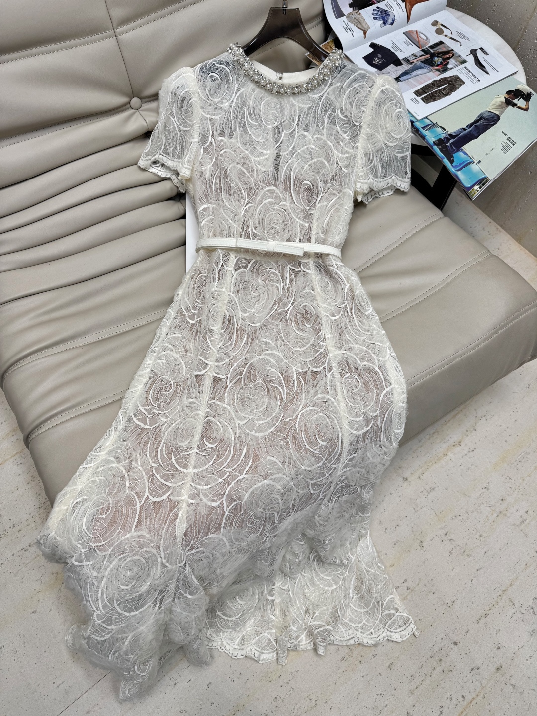 NO:436772,25 early autumn new product, white moonlight flowers lace fishtail dress, three-dimensional silk embroidered lace, complex lace rich texture, layered neckline embroidery, crystal embroidery, refracted in the sun, the moment is purely hand-sewn, it is really time-consuming and heavy industry!  The soft buttery white X-shaped shape modifies the waist proportions, showing a graceful figure, lace and slim design, and the thin belt highlights the curve of the waist, beautiful fishtail skirt creates a romantic atmosphere. It's really beautiful, so you must close your eyes!  SMLXL, skirts,alexander wang1986090925早秋新品 白月光花朵蕾丝鱼尾连衣裙立体绢花刺绣蕾丝 繁复蕾丝丰富肌理层次领口点缀水晶刺绣阳光下折射璀璨瞬间都是纯手工缝制 真的很费时重工！柔美的奶油白色 X版型修饰腰身比例 展现曼妙身姿蕾丝与修身设计结合 细腰带突出腰部曲线美鱼尾裙摆营造浪漫氛围 真的太好看啦一定要闭眼入！SMLXL,,skirts,alexander wang,Women's clothing