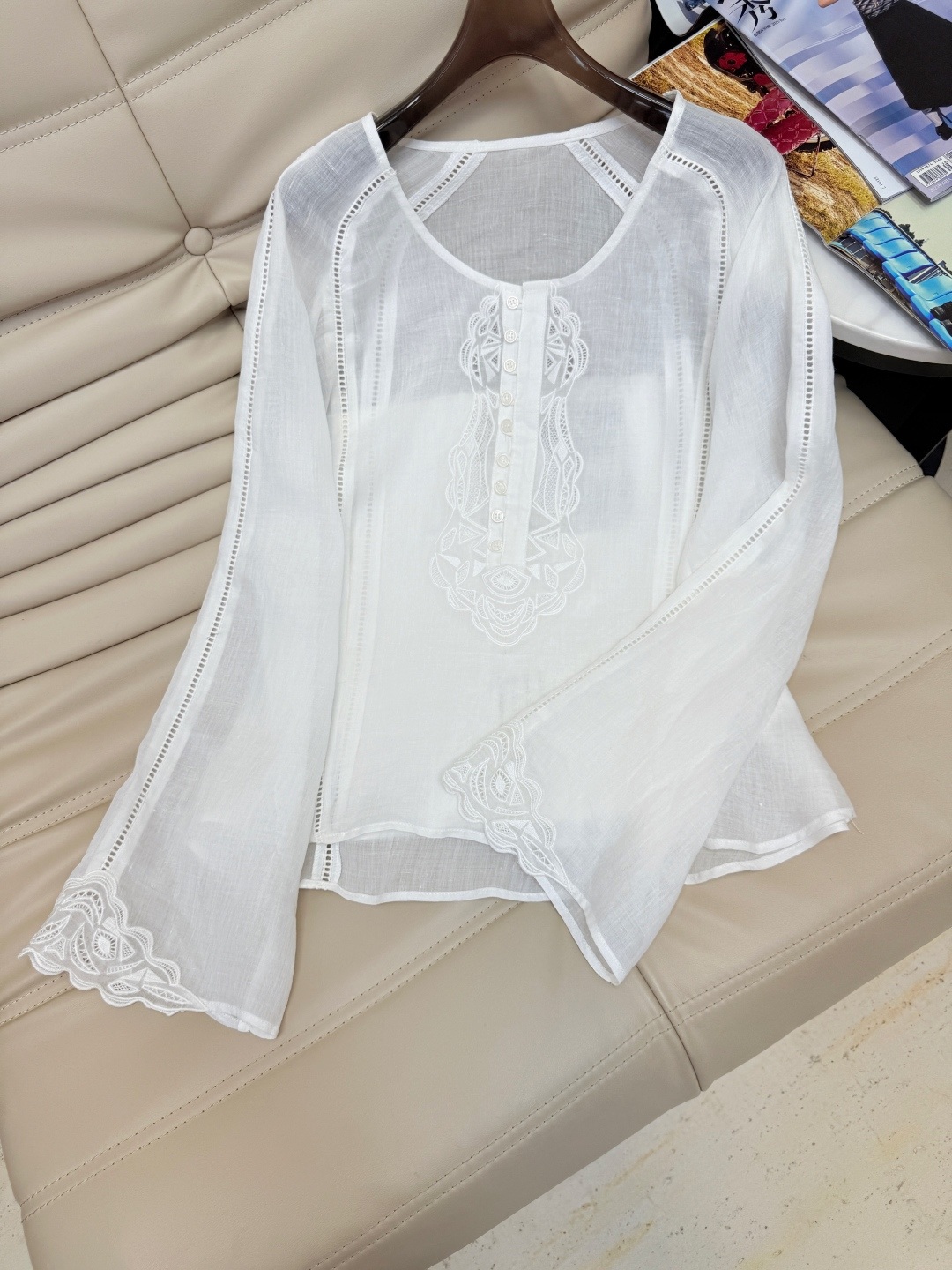 NO:434881,· 25 years of popular embroidered tops are made of Mazhu. A special heavy industry embroidery shirt that integrates romantic girlish embroidery into it, and the style is also very special. The neckline placket is designed through breasted style. The fabric feels soft and delicate. The smooth loose style hides the meat and can be used in daily life. The upper body is inclusive and covers the flesh to make it look slimming. SML, alexander wang19860909· 25年爆款 绣花上衣选用麻伫 特别重工的一件刺绣衬衣 把浪漫的少女情怀绣花融入其中,版型也很特别 领口门襟是通过排扣样式设计 面料手感柔软细腻 流畅的宽松版型隐藏拜拜肉日常可搭配利用 ,上身包容性强又遮肉显瘦 码数SML,,alexander wang,Women's clothing