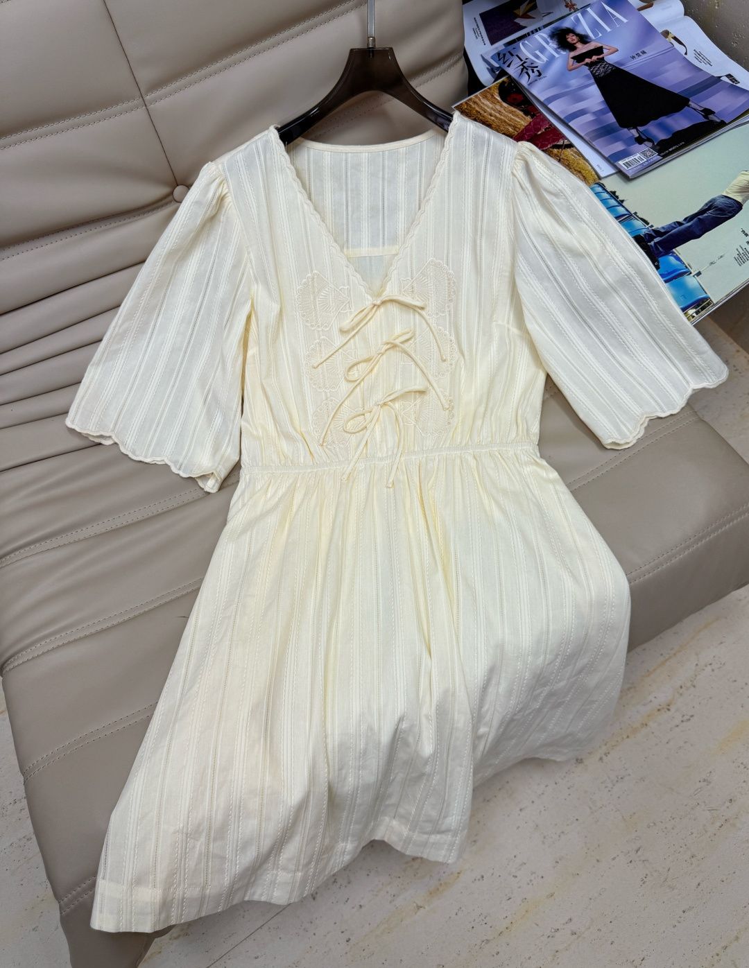 NO:434887,25 summer new age-reducing bow tie V-neck embroidered waist-hugging seaside vacation dress monochrome SML, skirts, alexander wang1986090925年夏季新款减龄蝴蝶结系带V领刺绣收腰海边度假连衣裙 单色 SML,,skirts,alexander wang,Women's clothing