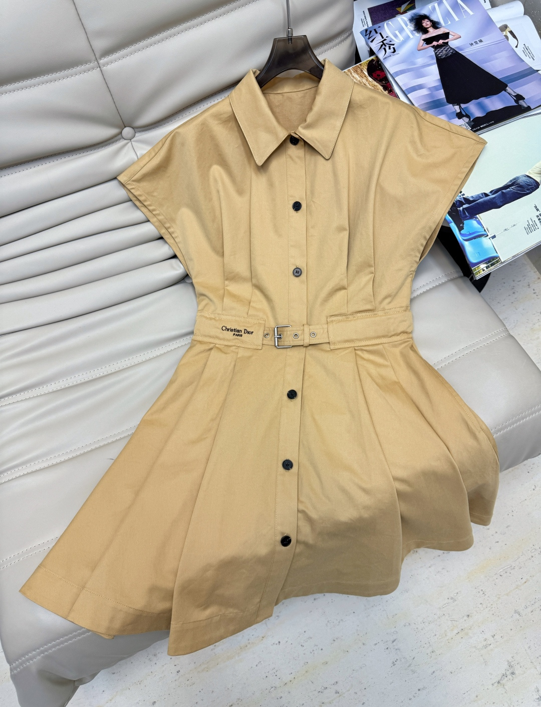 NO:435320,Exclusive first-order original quality Dio* work style khaki dress!  Classic little pencil. The upper body is cool, handsome and elegant, the waist embroidery is just right, the waist-hugging design is also very slim, Dior Spring and Summer item you must not miss, 1. It looks slim and tall!  Original custom hardware accessories buttons. The workmanship quality depends on the details!  S-XL spot snatch, dior, dior, skirts, alexander wang19860909独家首发原单品质Dio*工装风卡其色连衣裙！经典小翻领理.上身又酷又帅又优雅,腰间刺绣恰到好处,关键收腰设计还很显瘦,迪奥春夏你最不能错过的单品1,身显瘦又高挑！原版定制五金配件扣子.做工品质看细节！S-XL现货开抢,,dior,dior,skirts,alexander wang,Women's clothing