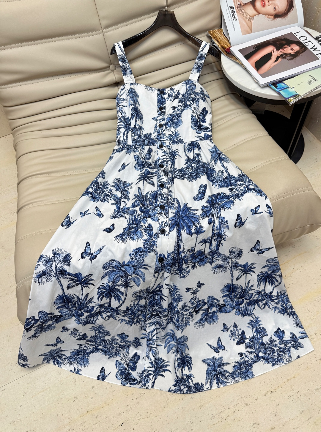 NO:435667,D-home vacation style new product is on the shelves~ Jungle butterfly printed suspender dress poplin cotton texture, white background blue print, coconut jungle butterfly printed main elements, exclusive button opening and closing design on the front piece, 2 tests with large pockets, simple and neat tailoring narration and funny style of vacation~SMLXL,,dior, skirts,alexander wang19860909D家度假风新品上架~丛林蝴蝶印花吊带连衣裙府绸棉质地,白底蓝色印花,椰树丛林蝴蝶印花主元素,前片专属纽扣开合设计、2测设有大口袋,简约利落剪裁叙写度假风趣意风格～SMLXL,,dior,skirts,alexander wang,Women's clothing