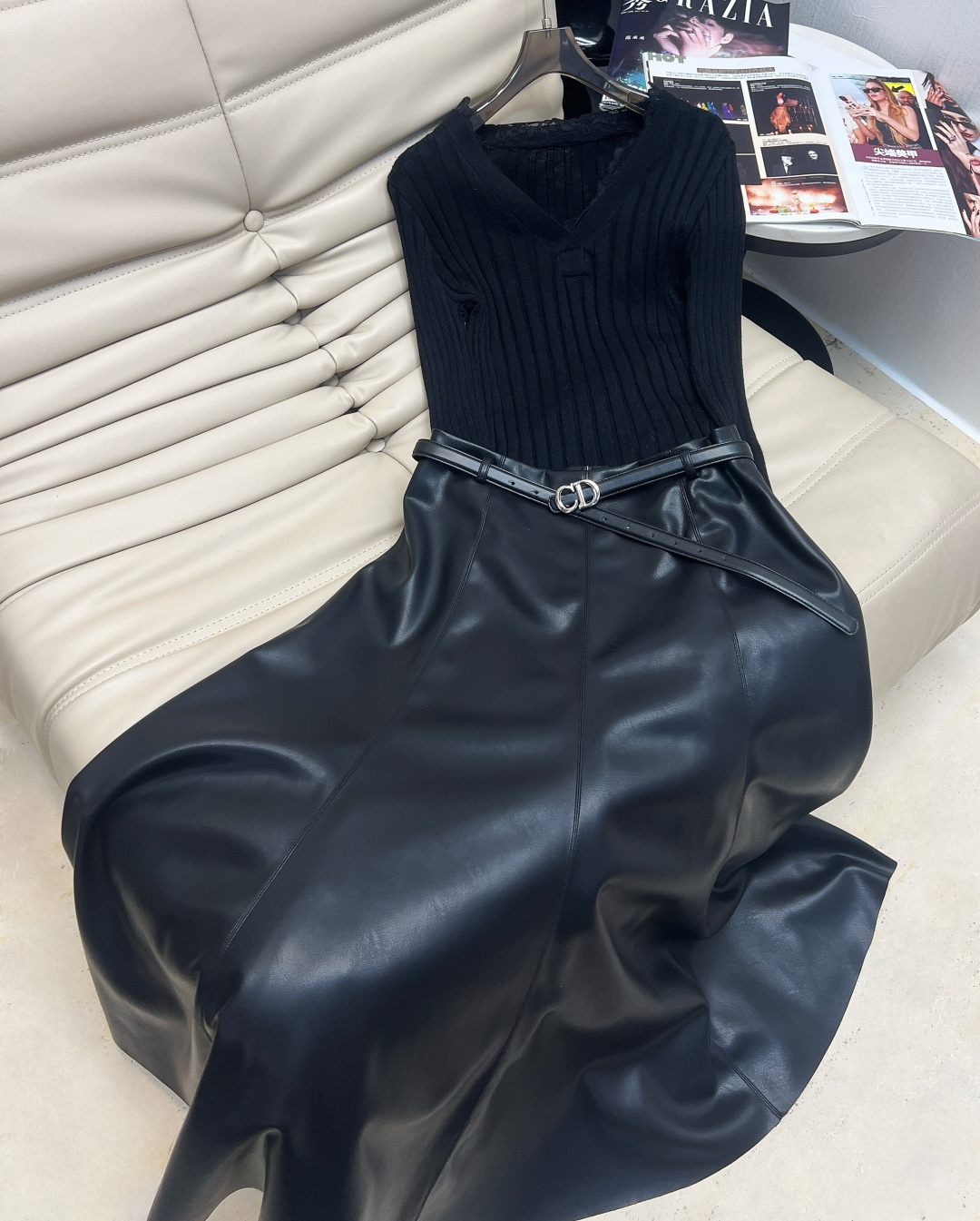 NO:502909,One-shoulder top, V-neck top, new high-waist leather skirt in half autumn and winter. Imported egg white leather custom fabric. Soft and comfortable. A must-have item for chaebol. Customized belt decoration retro and fashionable. Perfect high-waist classic A-swinging. Three-dimensional tailoring style. Rear zipper design is easy to put on and off. White and rich beauty must-have item. Perfect workmanship quality depends on details. Two colors and three codes. SML, skirts, alexander wang.19860909一字肩上衣,V领上衣 ,半秋冬新款高腰皮半裙 进口蛋白皮定制面料 柔软舒适,财阀千金必备单品 定制腰带装饰复古又时髦 完美高腰经典A摆不挑人 立体剪裁版型 后拉链设计方便穿脱 白富美必入单品 完美做工品质看细节 两色三码 SML,,skirts,alexander wang,Women's clothing