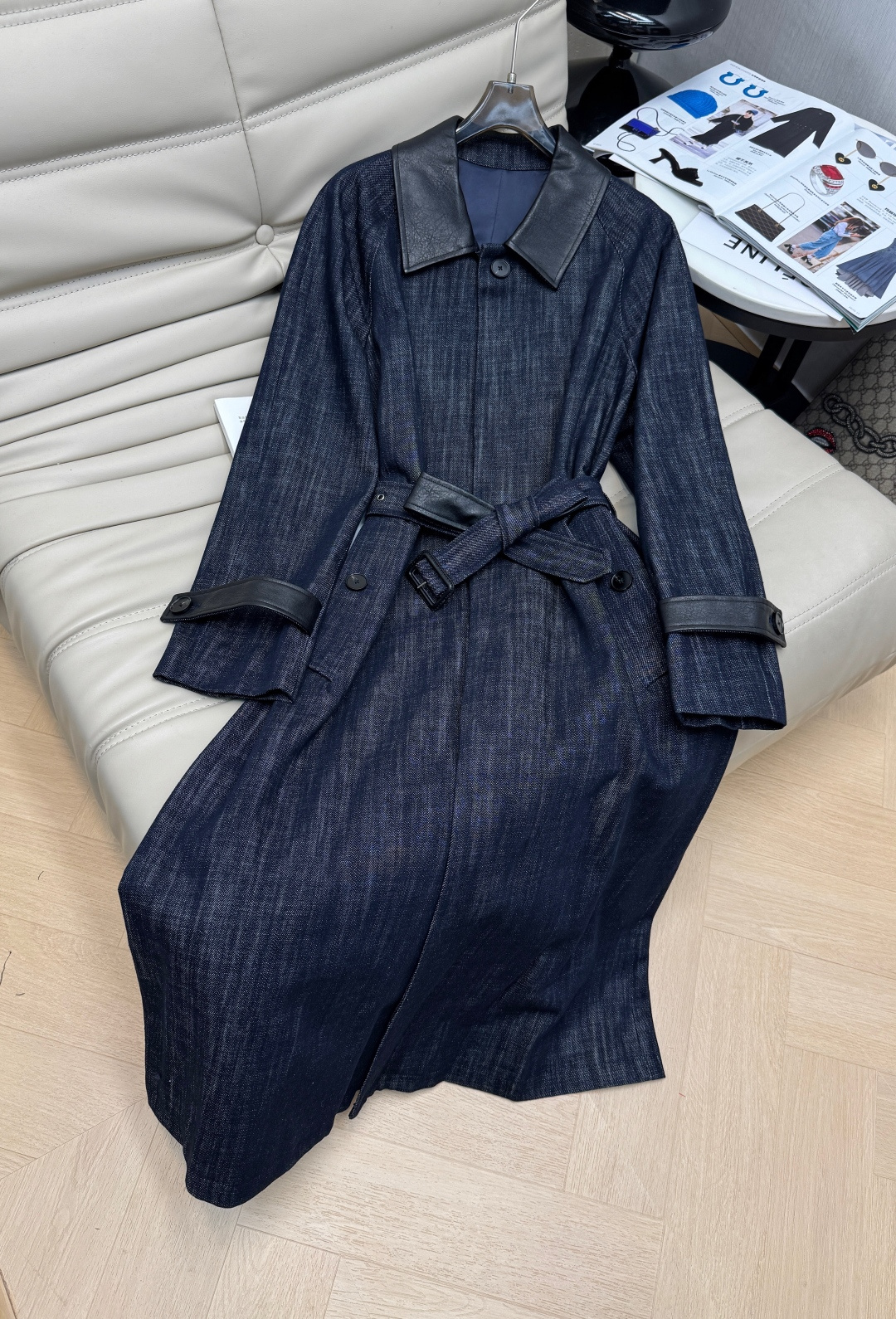 NO:505507,New autumn and winter styles, leather collar decorative denim, long shoulder jacket, new elements of this year, handsome denim fabric splicing leather collar, the upper body is both handsome and cool, exclusive custom hardware logo, lapel leather cut is versatile and not picky, any matching is fashionable, high-quality customization, spot first-time code number SML M,, jackets & coats,alexander wang19860909秋冬新款 拼皮领装饰牛仔 落肩夹克长款风衣今年新元素风向 帅到炸裂的牛仔面料拼接皮领 上身既帅气又很飒姐 独家定制五金logo 翻领皮剪裁百搭不挑人 任意搭配都是时髦小姐姐 高品质定制 现货首发码数SML M,,jackets & coats,alexander wang,Women's clothing