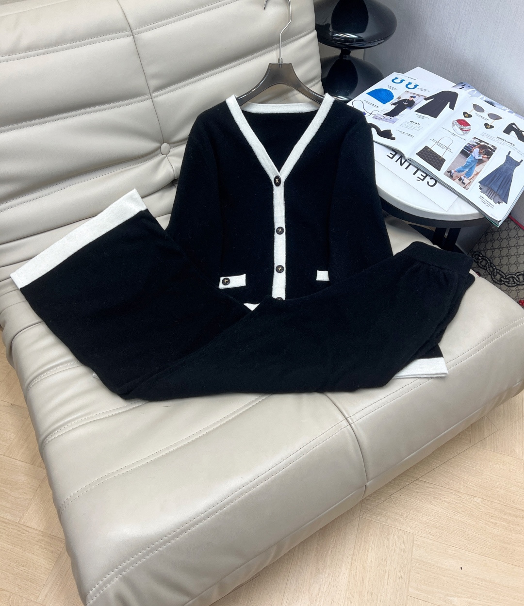 NO:547283,The exclusive first 25 autumn and winter new model is launched!  Knitted contrasting color set, exquisite custom irregular button decoration, contrasting color splicing, V-neck style, very slim upper body, fashionable temperament Recommended SML,,alexander wang19860909上新独家首发25秋冬新款！针织撞色套装 精致定制不规则纽扣装饰 撞色拼接 V领版型上身非常显瘦 时髦气质 推荐SML,,alexander wang,Women's clothing
