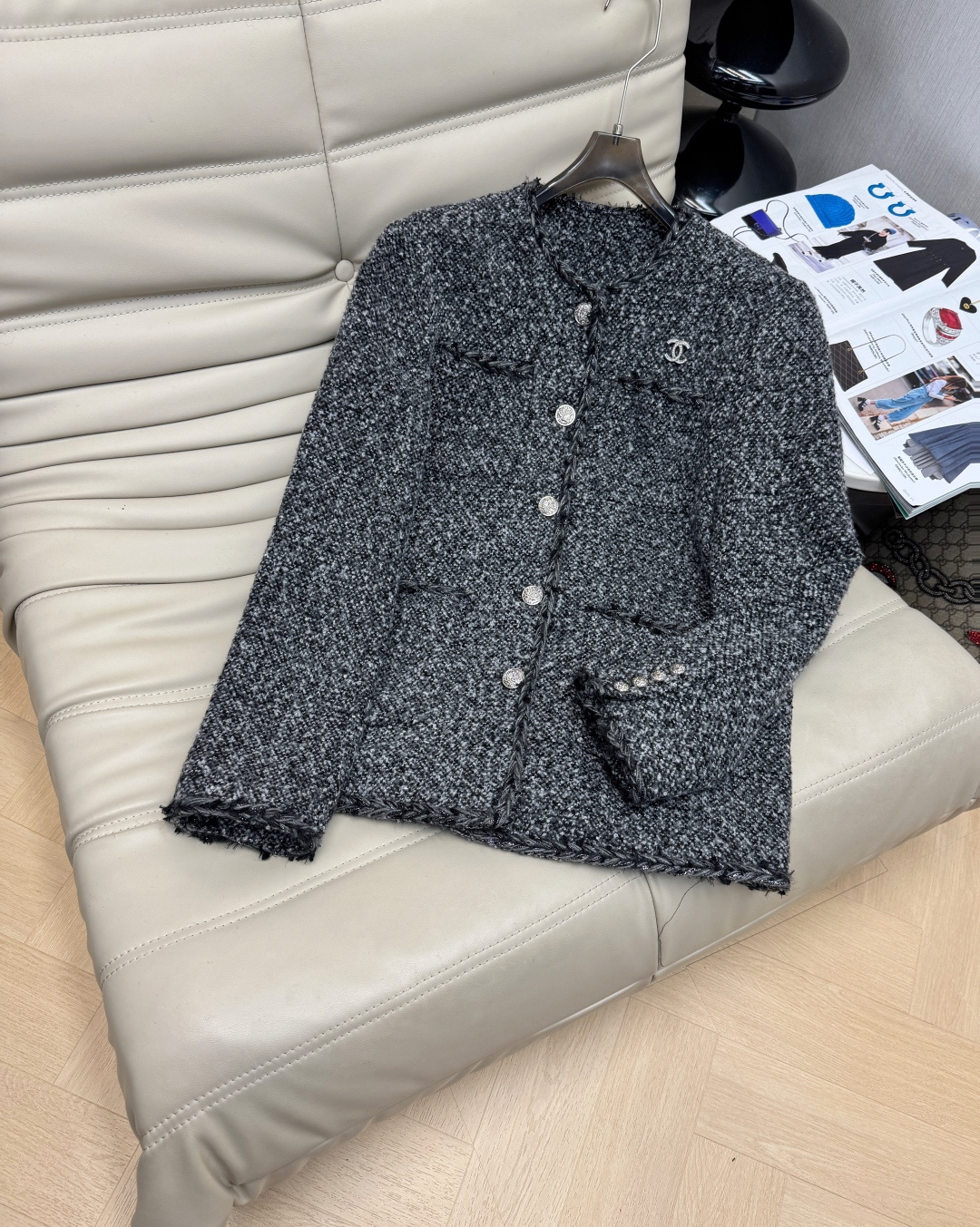 NO:549400,New custom-made wool woven small fragrant style jacket, wool fabric lights up the whole autumn and winter high-end woven round neck retro small fragrant jacket, fashionable and exquisite street matching, with brooch, the version is not picky, the style can be controlled by you, gentle and elegant, it has a high-end sense, easy to put on and take off, highlights the high-end temperament, enriches the overall layer, grasps the essence of small fragrant style SML.,,jackets & coats, brooch, breastpin, alexander wang19860909新款定制羊毛编织小香风外套,羊毛面料点亮整个秋冬高级感编织圆领复古小香外套,时髦精的出街搭配,胸针一起 版型不挑人 风格随你驾驭 温柔优雅 自带高级感的一款 穿脱敲方便简洁 凸显高阶气质 丰富整体层次 拿捏小香风精髓码数SML.,,jackets & coats,brooch，breastpin,alexander wang,Women's clothing