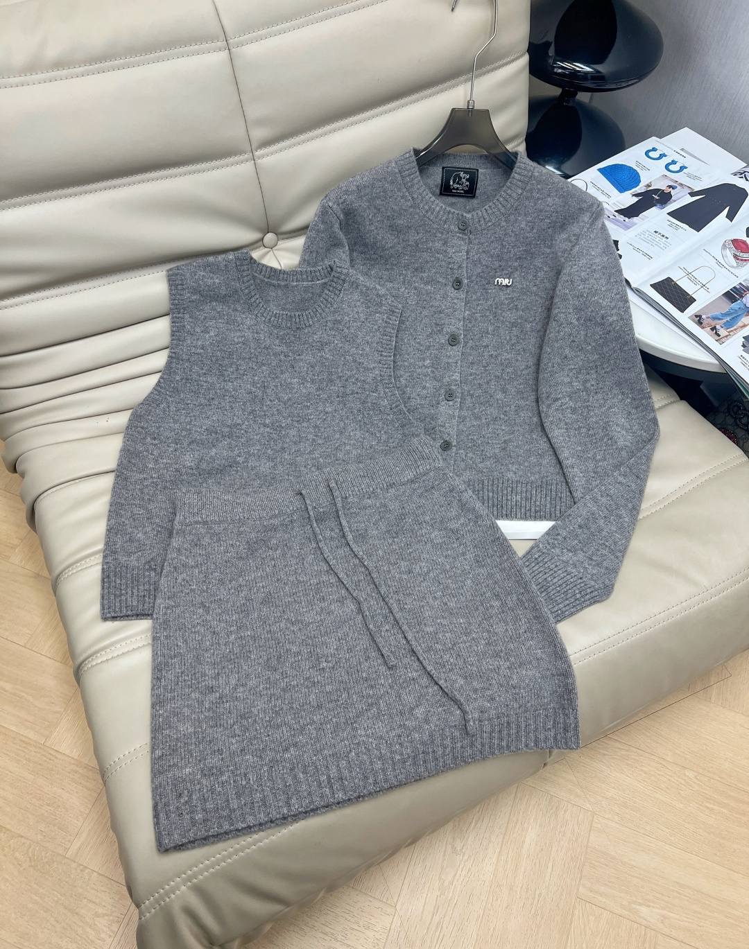 NO:549408,025 autumn and winter new wool three-piece set, three-dimensional tailored single-breasted wool top can be opened as a cardigan vest high-waisted short skirt. Three-piece set. The upper body feels very good and particularly elegant, with brooch embellishment. The upper body looks slim and tall. There will be no incongruous feeling when paired with any item. SmL three-piece set M, skirts, brooch, breastpin, alexander wang19860909025秋冬新款羊毛三件套,立体剪裁单排扣羊毛上衣可打开当开衫背心高腰短裙 三件套 上身型感很好特别显气质,配胸针点缀 上身显瘦显高 搭配任何单品都不会有违和感码数SmL三件套M,,skirts,brooch，breastpin,alexander wang,Women's clothing