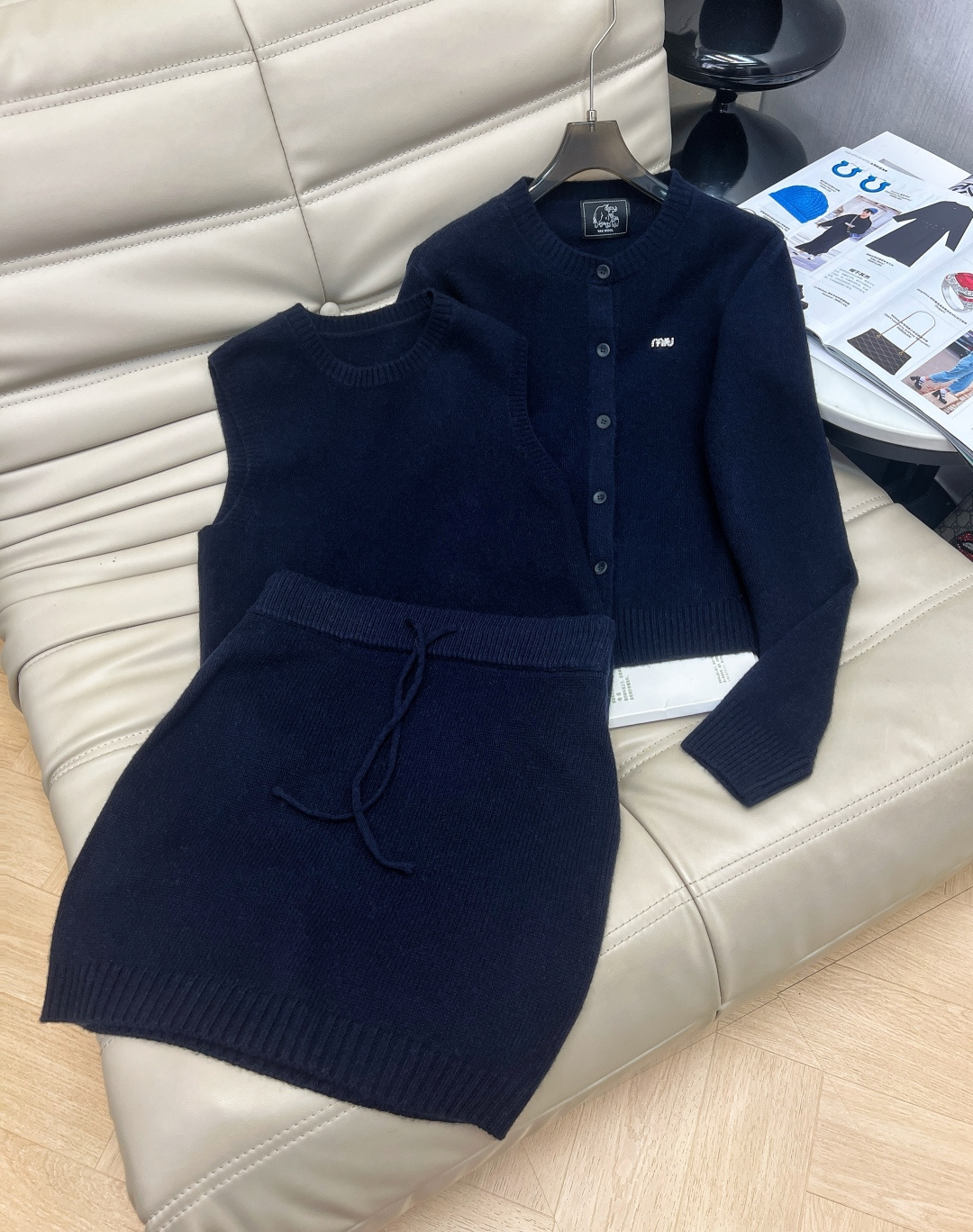 NO:549404,025 autumn and winter new wool three-piece set, three-dimensional tailored single-breasted wool top can be opened as a cardigan vest high-waisted short skirt. Three-piece set. The upper body feels very good and particularly elegant, with brooch embellishment. The upper body looks slim and tall. There will be no incongruous feeling when paired with any item. SmL three-piece set, skirts, brooch, breastpin, alexander wang19860909025秋冬新款羊毛三件套,立体剪裁单排扣羊毛上衣可打开当开衫背心高腰短裙 三件套 上身型感很好特别显气质,配胸针点缀 上身显瘦显高 搭配任何单品都不会有违和感码数SmL三件套,,skirts,brooch，breastpin,alexander wang,Women's clothing