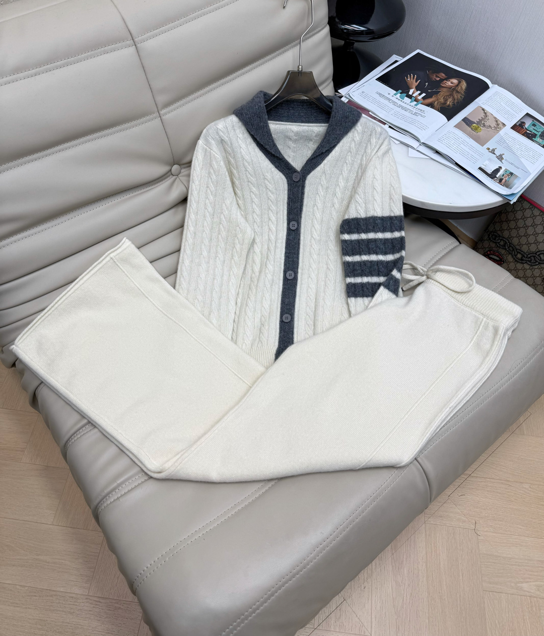 NO:588683,Recommended hot item 25Ss - new contrasting color lapel wool suit top + high-waisted trousers, two-piece set. Casual, lazy, fashionable and simple, the contrasting color line outline is very sporty~~A must-have for lazy people. When you put it together, you can instantly get a sweet, cool and rebellious girly feeling. Wool fabric. Size SML,, alexander wang19860909爆单款推荐25Ss——新款撞色翻领羊毛套装上衣+高腰长裤 两件套 休闲慵懒又时髦简约的撞色线条轮廓很有运动Feel～～懒人必备 一套搭起来秒get甜酷叛逆的少女感 羊毛面料.码数SML,,alexander wang,Women's clothing