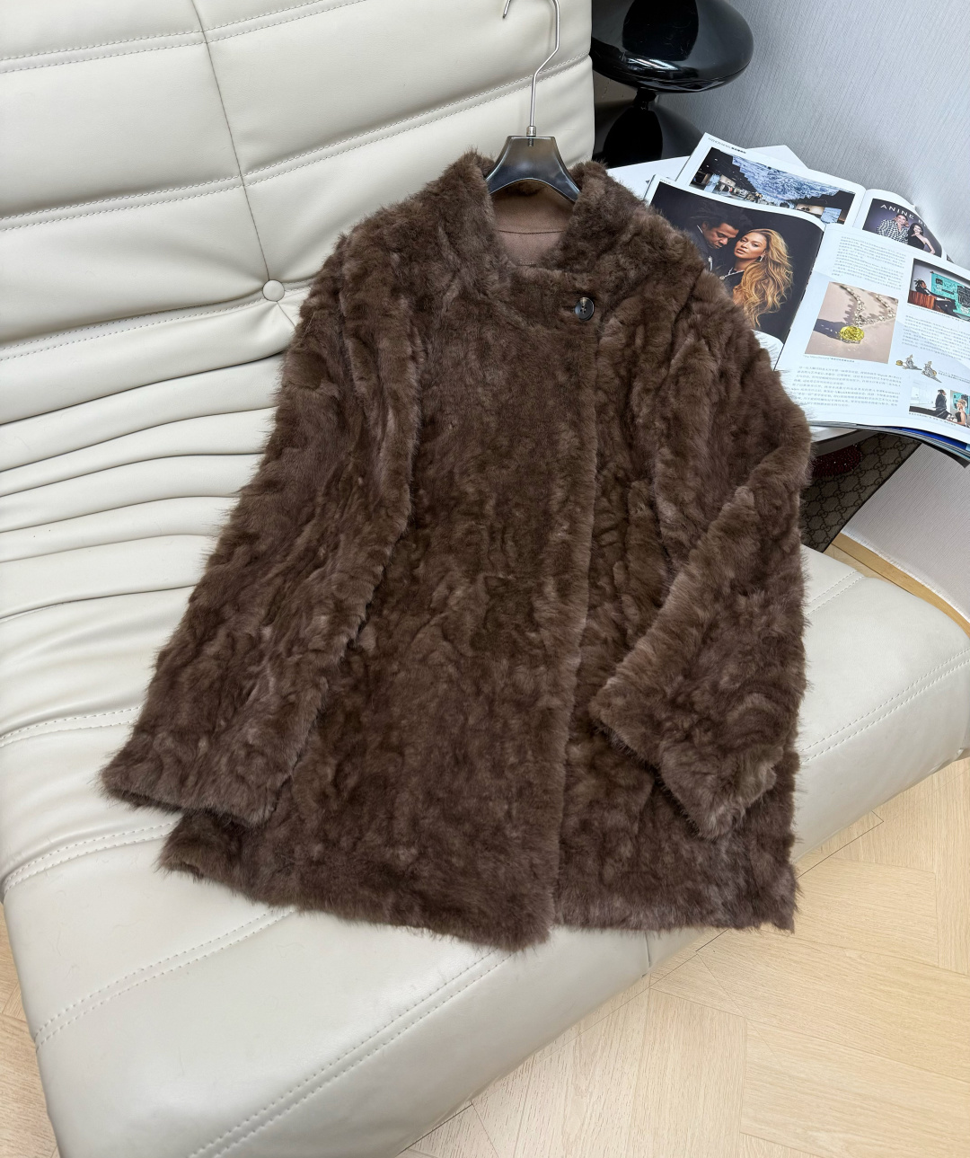 NO:590006,Winter new high-end eco-friendly mink velvet fur coat. Stylish and stylish stand-up collar button design. Loose fit that doesn’t flatter your figure. Fur-integrated toka. Western-style furry coat. Whoever wears it is high-end. Winter artifact. Ready stock. 2 colors. SML M,,jackets & coats,alexander wang19860909冬季新款高级感环保水貂绒皮草外套 时尚设计感立领纽扣设计 宽松版型不挑身材 皮毛一体托卡洋气毛茸茸大衣谁穿谁高级 过冬神器 现货发 2色 SML M,,jackets & coats,alexander wang,Women's clothing