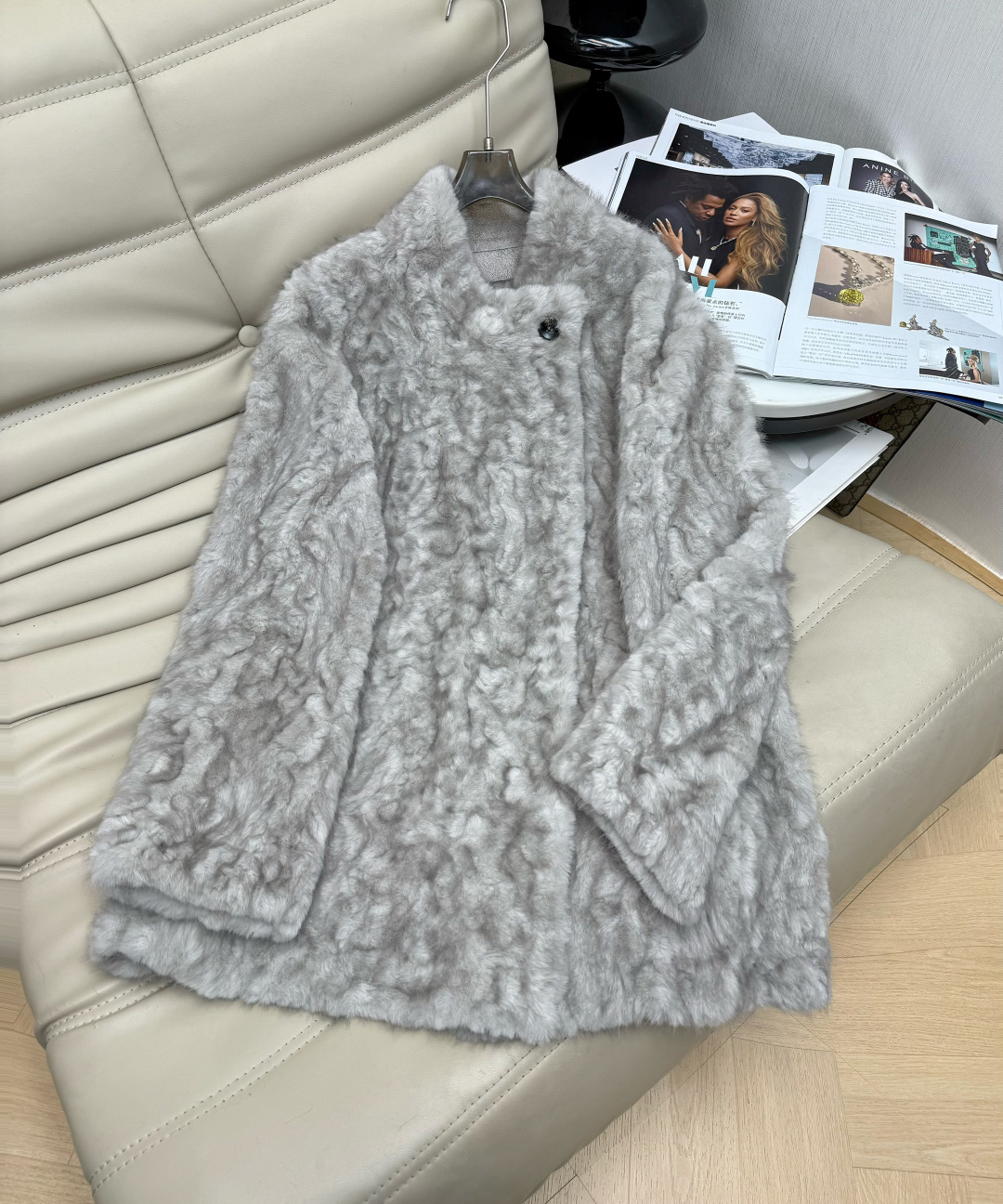 NO:590016,Winter new high-end eco-friendly mink velvet fur coat. Stylish and stylish stand-up collar button design. Loose fit that doesn’t flatter your figure. Fur-integrated toka. Western-style furry coat. Whoever wears it is high-end. Winter artifact. Ready stock. 2 colors. SML M,,jackets & coats,alexander wang19860909冬季新款高级感环保水貂绒皮草外套 时尚设计感立领纽扣设计 宽松版型不挑身材 皮毛一体托卡洋气毛茸茸大衣谁穿谁高级 过冬神器 现货发 2色 SML M,,jackets & coats,alexander wang,Women's clothing