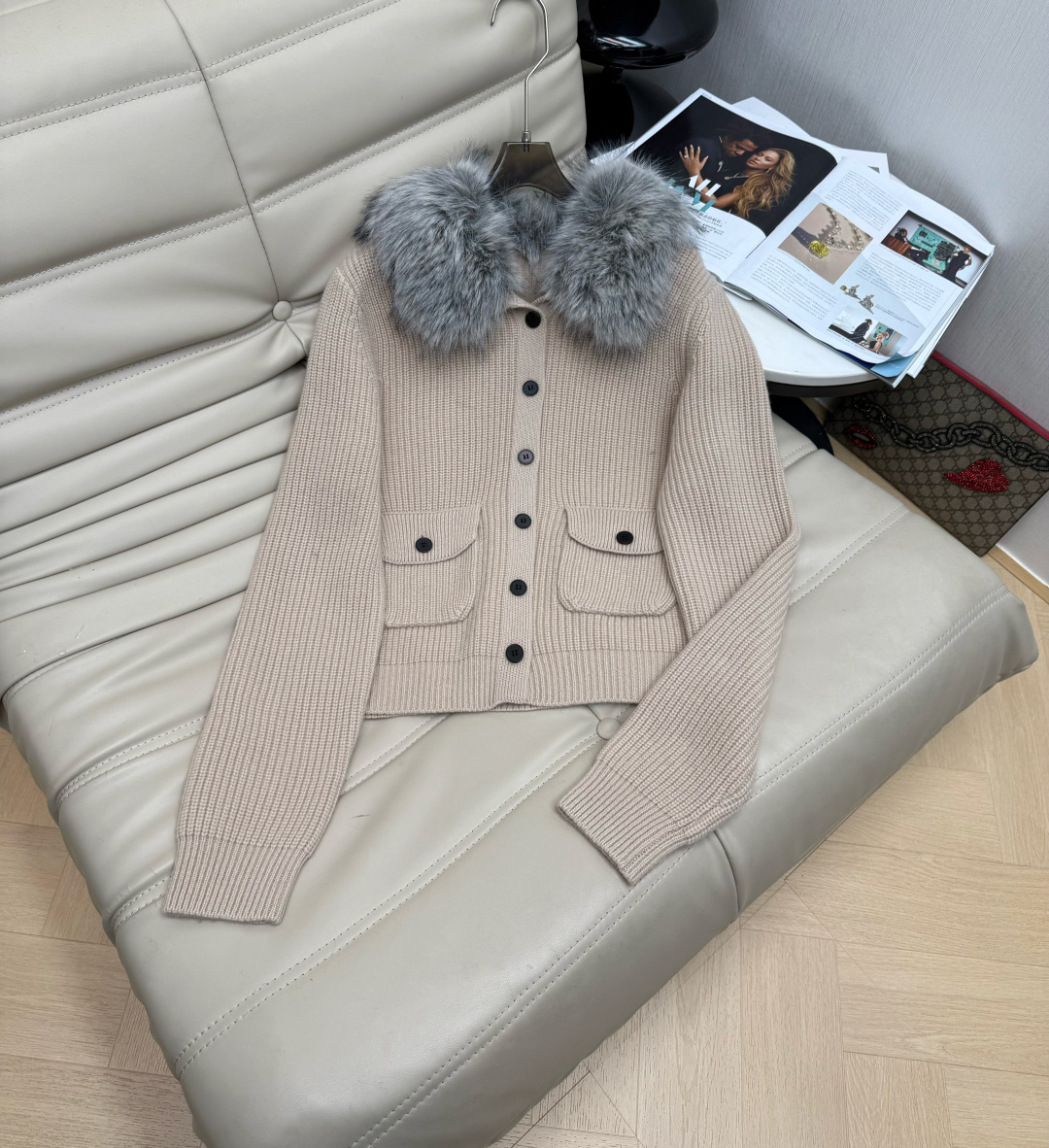 NO:590543,Hot style is coming. 2025 autumn and winter new Korean style single-breasted wool cardigan. The upper body has a sweet style. Retro single-breasted fox fur collar design. The version is slim and versatile. Western-style and age-reducing style. Whoever wears it looks better. Khaki Gray SML M,,alexander wang19860909爆款来袭 2025秋冬新款韩版单排扣羊毛开衫 上身气质甜美风 复古单排扣狐狸毛毛领设计 版型显瘦百搭 洋气减龄款 谁穿谁好看 卡其色 灰色 SML M,,alexander wang,Women's clothing