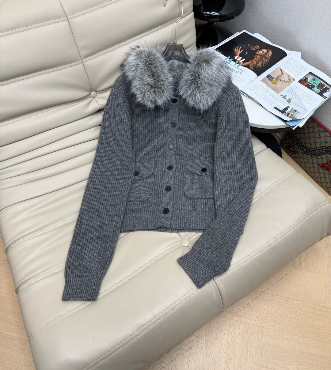 NO:590547,Hot style is coming. 2025 autumn and winter new Korean style single-breasted wool cardigan. The upper body has a sweet style. Retro single-breasted fox fur collar design. The version is slim and versatile. Western-style and age-reducing style. Whoever wears it looks better. Khaki Gray SML M,,alexander wang19860909爆款来袭 2025秋冬新款韩版单排扣羊毛开衫 上身气质甜美风 复古单排扣狐狸毛毛领设计 版型显瘦百搭 洋气减龄款 谁穿谁好看 卡其色 灰色 SML M,,alexander wang,Women's clothing