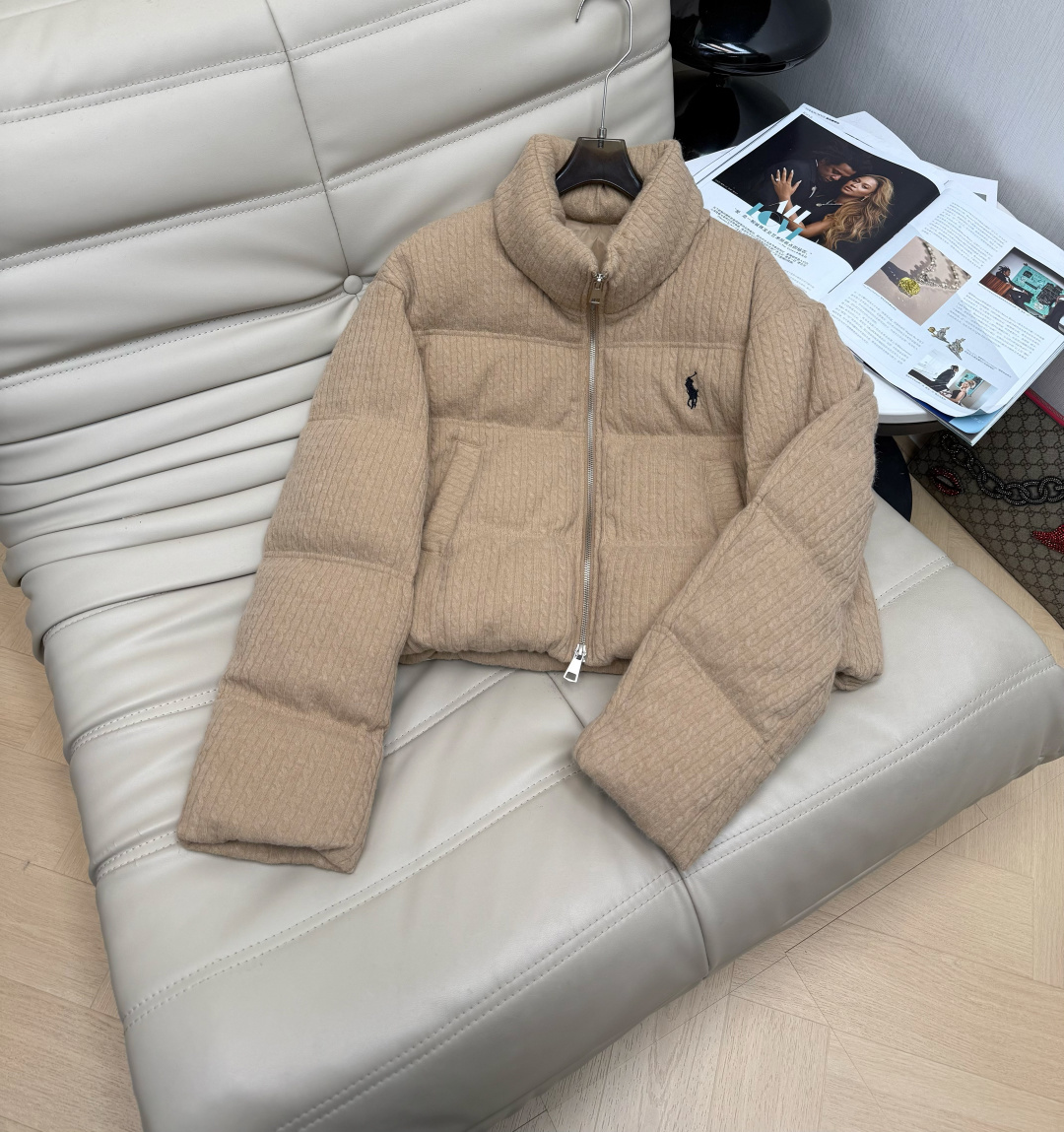 NO:590548,Equipped with dust bag, the latest 90 white duck down high-end Korean style down zipper jacket, short stand-up collar with embroidered logo design, refined and age-reducing version, warm and thin, high-end and very good-looking. Reserved. Available now. 4 colors, code number SML, down jacket, alexander wang19860909配防尘袋最新款90白鸭绒高端韩系羽绒拉链面包服 立领短款刺绣标设计 版型减龄精致 保暖轻薄 高级感超好看 自留款 现货首发 4色 码数SML,,down jacket,alexander wang,Women's clothing