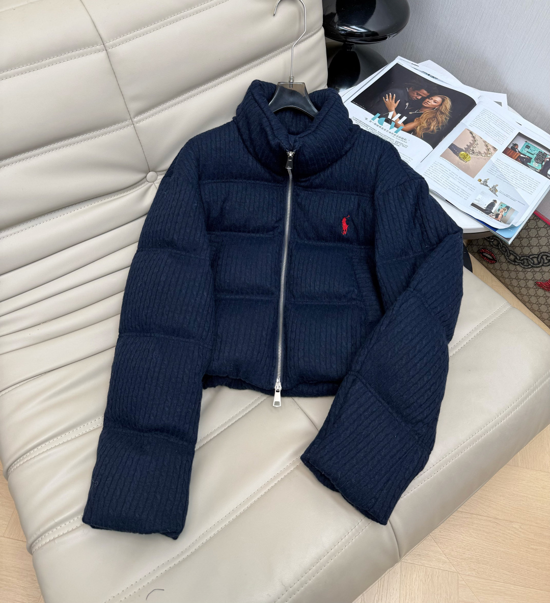 NO:590544,Equipped with dust bag, the latest 90 white duck down high-end Korean style down zipper jacket, short stand-up collar with embroidered logo design, refined and age-reducing version, warm and thin, high-end and very good-looking. Reserved. Available now. 4 colors, code number SML, down jacket, alexander wang19860909配防尘袋最新款90白鸭绒高端韩系羽绒拉链面包服 立领短款刺绣标设计 版型减龄精致 保暖轻薄 高级感超好看 自留款 现货首发 4色 码数SML,,down jacket,alexander wang,Women's clothing