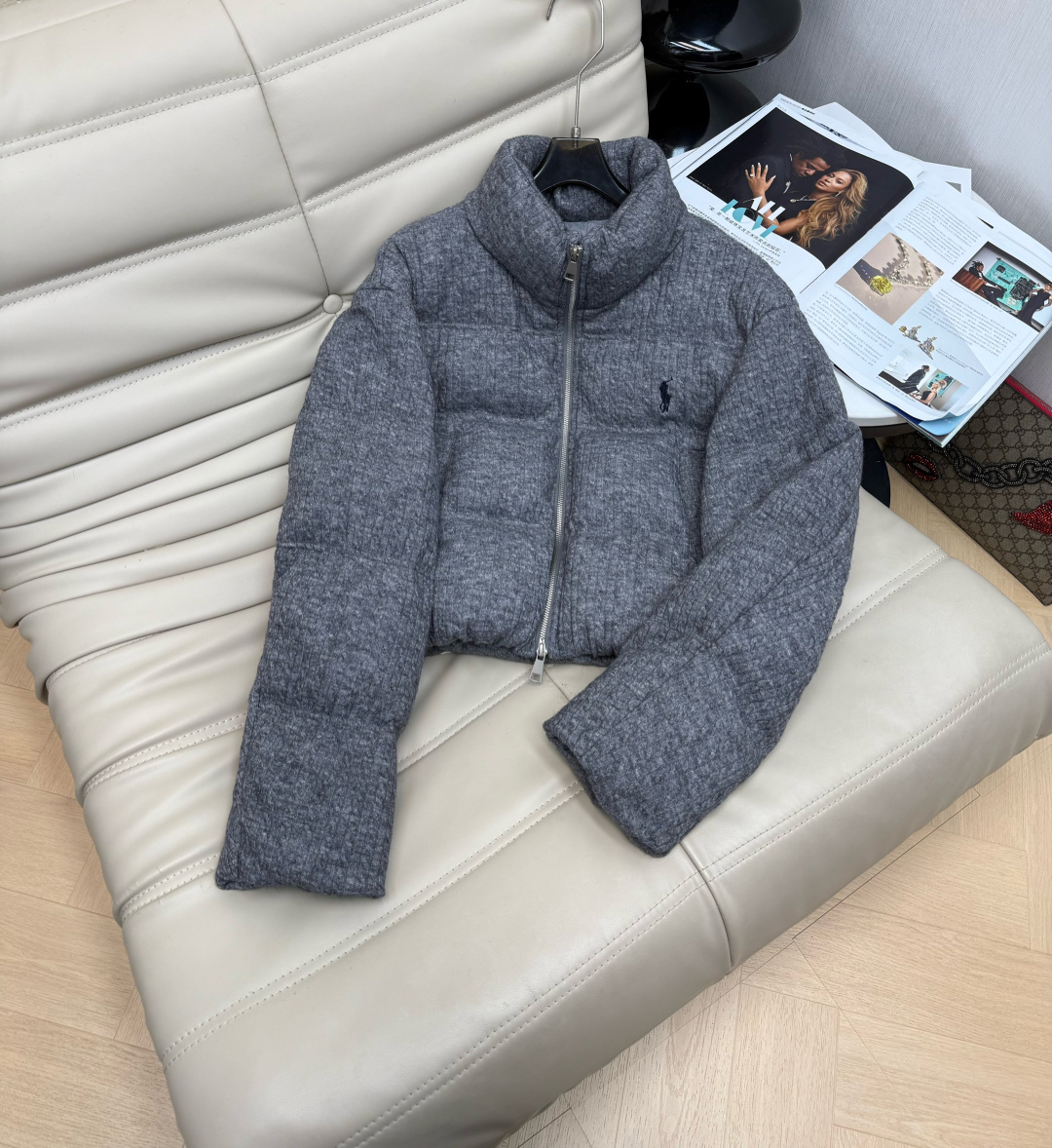 NO:590540,Equipped with dust bag, the latest 90 white duck down high-end Korean style down zipper jacket, short stand-up collar with embroidered logo design, refined and age-reducing version, warm and thin, high-end and very good-looking. Reserved. Available now. 4 colors, code number SML, down jacket, alexander wang19860909配防尘袋最新款90白鸭绒高端韩系羽绒拉链面包服 立领短款刺绣标设计 版型减龄精致 保暖轻薄 高级感超好看 自留款 现货首发 4色 码数SML,,down jacket,alexander wang,Women's clothing