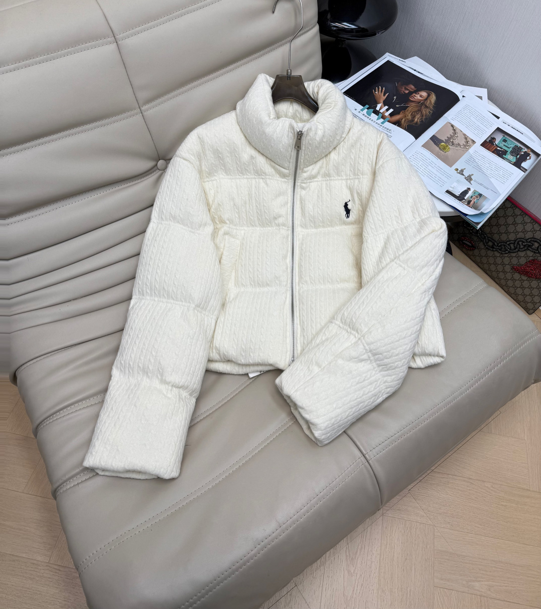 NO:590533,Equipped with dust bag, the latest 90 white duck down high-end Korean style down zipper jacket, short stand-up collar with embroidered logo design, refined and age-reducing version, warm and thin, high-end and very good-looking. Reserved. Available now. 4 colors, code number SML, down jacket, alexander wang19860909配防尘袋最新款90白鸭绒高端韩系羽绒拉链面包服 立领短款刺绣标设计 版型减龄精致 保暖轻薄 高级感超好看 自留款 现货首发 4色 码数SML,,down jacket,alexander wang,Women's clothing