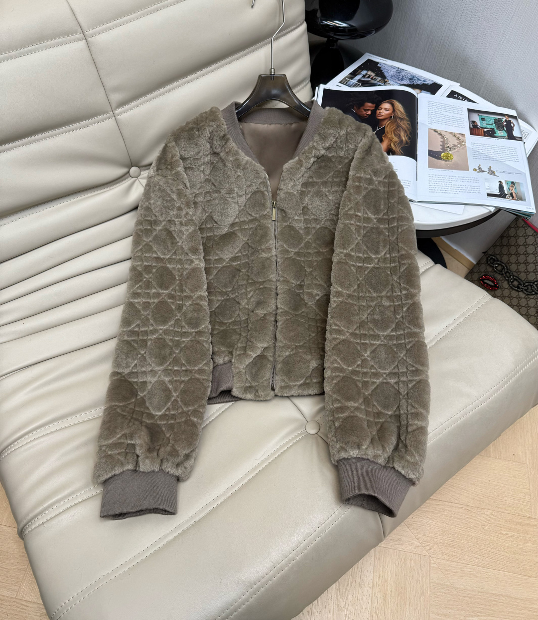 NO:590549,The latest 2025 autumn and winter diamond check thread retro furry zipper short Korean style jacket, casual commuting style, warm and stylish upper body, come if you like, ready for sale, single color SML,,jackets & coats,alexander wang198609092025秋冬最新款菱形格螺纹复古毛毛拉链短款韩版外套 版型休闲通勤 上身保暖又洋气 喜欢的来噢 现货发售 单色 SML,,jackets & coats,alexander wang,Women's clothing