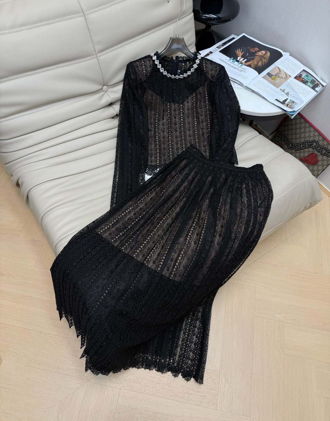 NO:591002,25SS new model, handmade diamond-cut black long-sleeved lace top, high-waisted half-length pleated long skirt, fashionable two-piece suit, heavy-duty studded diamond and water-soluble lace design, full of aristocratic and socialite fashion, a must-have for goddesses SML,,skirts,alexander wang1986090925SS新款 手工订钻黑色长袖蕾丝上衣高腰半身百褶长裙时尚两件套装 重工钉钻拼水溶蕾丝设计,满满贵气名媛时尚风 女神必备 SML,,skirts,alexander wang,Women's clothing