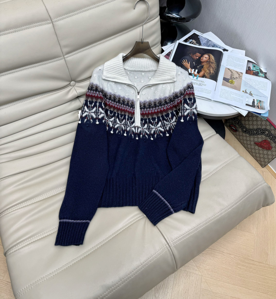 NO:591015,Top pants autumn and winter new round neck wool large lapel zipper pullover top. 100% worsted wool fabric is soft and warm. Exquisite pattern contrasting color design. Western style and fashionable. The version is very slim but not flattering. Paired with flared cowhose pants. The pants shape is super good, slimming and leg-shaped. It is elastic. A set of one set has a high return rate. 2 colors recommended SML, alexander wang19860909上裤子秋冬新款圆领羊毛大翻领拉链套头上衣 百分百精纺羊毛面料柔软保暖 精致图案撞色设计 洋气时尚 版型非常显瘦不挑身材 搭配喇叭牛籽裤 裤型超好显瘦显腿型 有弹性 一套出街回头率高 2色推荐SML,,alexander wang,Women's clothing