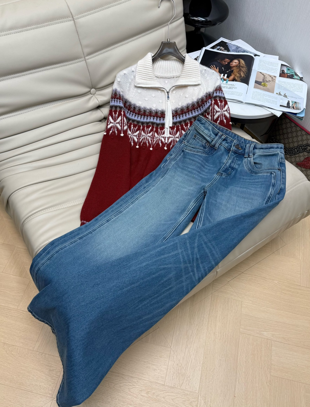 NO:591012,Top pants autumn and winter new round neck wool large lapel zipper pullover top. 100% worsted wool fabric is soft and warm. Exquisite pattern contrasting color design. Western style and fashionable. The version is very slim but not flattering. Paired with flared cowhose pants. The pants shape is super good, slimming and leg-shaped. It is elastic. A set of one set has a high return rate. 2 colors recommended SML, alexander wang19860909上裤子秋冬新款圆领羊毛大翻领拉链套头上衣 百分百精纺羊毛面料柔软保暖 精致图案撞色设计 洋气时尚 版型非常显瘦不挑身材 搭配喇叭牛籽裤 裤型超好显瘦显腿型 有弹性 一套出街回头率高 2色推荐SML,,alexander wang,Women's clothing