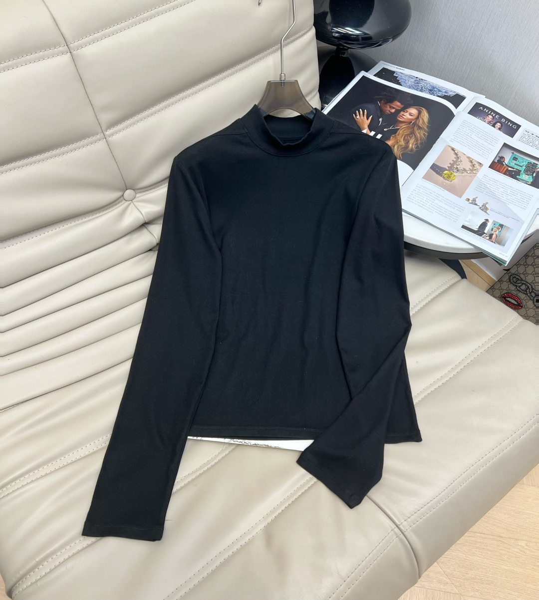 NO:591019,The latest 2025 fall and winter style, the most wearable and highly elastic round-neck base layer is here. Comfortable and warm, slim fit. A must-have base layer for everyone in autumn and winter. Super running volume model on sale in 2 colors. Size: SML,,alexander wang198609092025秋冬最新款巨好穿高弹力圆领打底衫来袭 舒适保暖 显瘦版型 秋冬必备人手一件打底 超级跑量款2色发售 码数SML,,alexander wang,Women's clothing