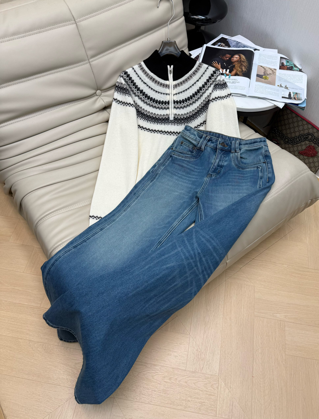 NO:591014,Top trousers new autumn and winter round neck wool zipper pullover top. 100% worsted wool fabric is soft and warm. Exquisite pattern design. Western and fashionable. The version is very slim and not flattering. Paired with flared cowboy pants. The texture is super good and elastic. 2 colors recommended SML, alexander wang19860909上裤子秋冬新款圆领羊毛拉链套头上衣 百分百精纺羊毛面料柔软保暖 精致图案设计 洋气时尚 版型非常显瘦不挑身材 搭配喇叭牛籽裤 质感超好 有弹性 2色推荐SML,,alexander wang,Women's clothing