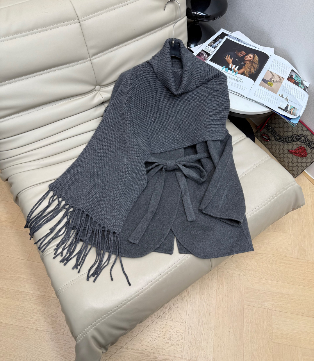 NO:591486,Comes with dust bag, new autumn and winter French high collar large shawl, fringed edge scarf, cloak suit, cashmere woolen coat two-piece set. Strap design. Full of Korean style atmosphere. The upper body is high-end, slim and fashionable. Super good-looking. Single color sale SML,,jackets & coats,business suit,shawls,alexander wang19860909配防尘袋秋冬新款法式高领大披肩流苏边围巾斗篷西装羊绒毛呢外套两件套 绑带设计 韩系千金氛围感十足 上身高级显瘦又时尚 超好看 单色发售 SML,,jackets & coats,business suit,shawls,alexander wang,Women's clothing