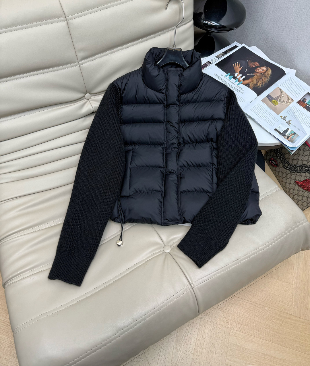 NO:591492,Comes with dust bag. Korean style autumn and winter new style. Stand collar wool knitted splicing 90 white duck down down jacket. Pocket design. Slim version. Light and not bulky. Super warm effect. Ready for sale. 3 colors SML M,,down jacket,alexander wang19860909配防尘袋 韩系秋冬新款 立领羊毛针织拼接90白鸭绒羽绒服 有口袋设计 版型显瘦 轻薄不臃肿 保暖效果超强 现货发售 3色 SML M,,down jacket,alexander wang,Women's clothing