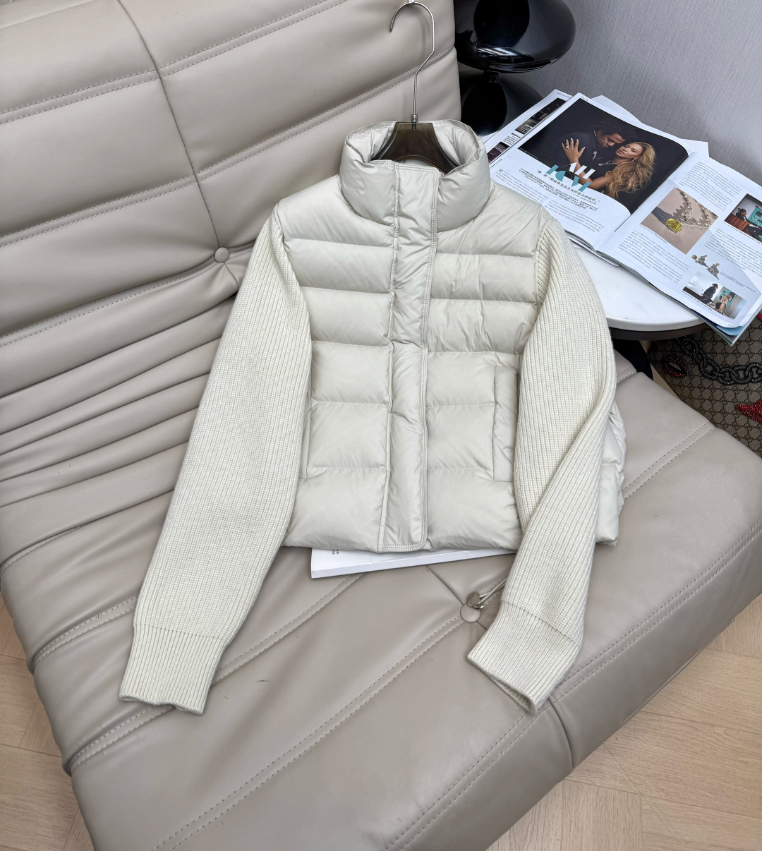 NO:591498,Comes with dust bag. Korean autumn and winter new style. Stand collar wool knitted splicing 90 white duck down down jacket. Pocket design. Slim version. Light and not bulky. Super warm effect. Ready for sale. 3 colors SML M D,,down jacket,alexander wang19860909配防尘袋 韩系秋冬新款 立领羊毛针织拼接90白鸭绒羽绒服 有口袋设计 版型显瘦 轻薄不臃肿 保暖效果超强 现货发售 3色 SML M D,,down jacket,alexander wang,Women's clothing