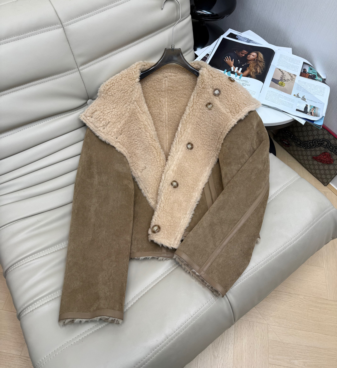 NO:591489,The latest retro motorcycle style lamb wool stand-up collar fur all-in-one jacket for autumn and winter. Fashionable, chic and versatile style. Reversible. Western style and versatile. Super good texture. Comfortable and soft. Main color for autumn and winter. 2 colors on sale. Size SML M,,jackets & coats,alexander wang19860909秋冬最新款复古机车风羊羔毛翻立领皮毛一体外套 版型时髦别致百搭 正反两面穿搭 洋气百搭 质感超好 舒适柔软 秋冬主打色 2色发售 码数SML M,,jackets & coats,alexander wang,Women's clothing